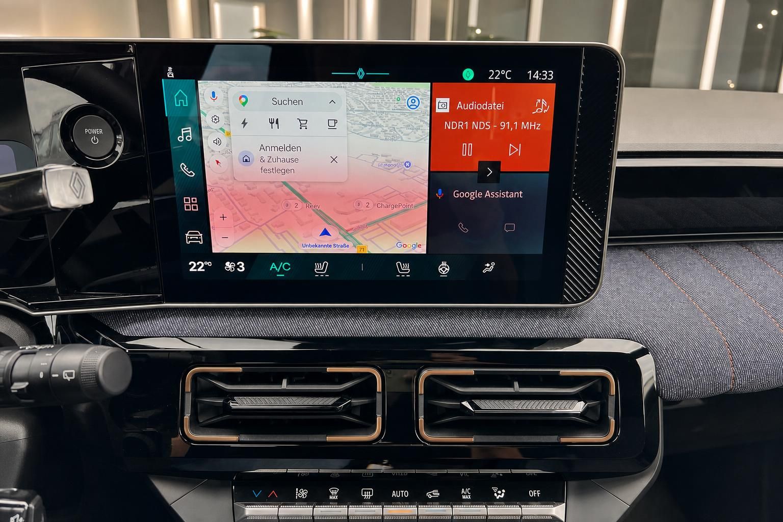 Renault Infotainment-Bildschirm mit Navigation und Google Assistant