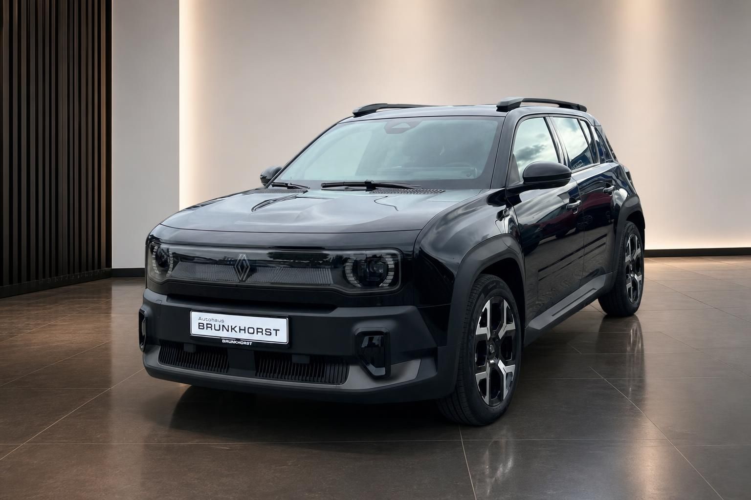 Renault 4 in Schwarz, Frontansicht schraeg im Autohaus Brunkhorst