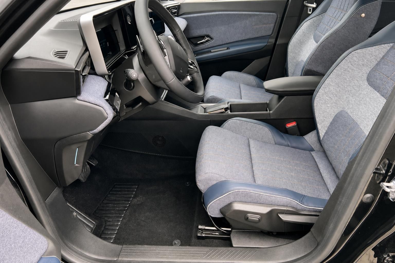 Renault 4 Innenraum mit blauen Stoffsitzen und Cockpit