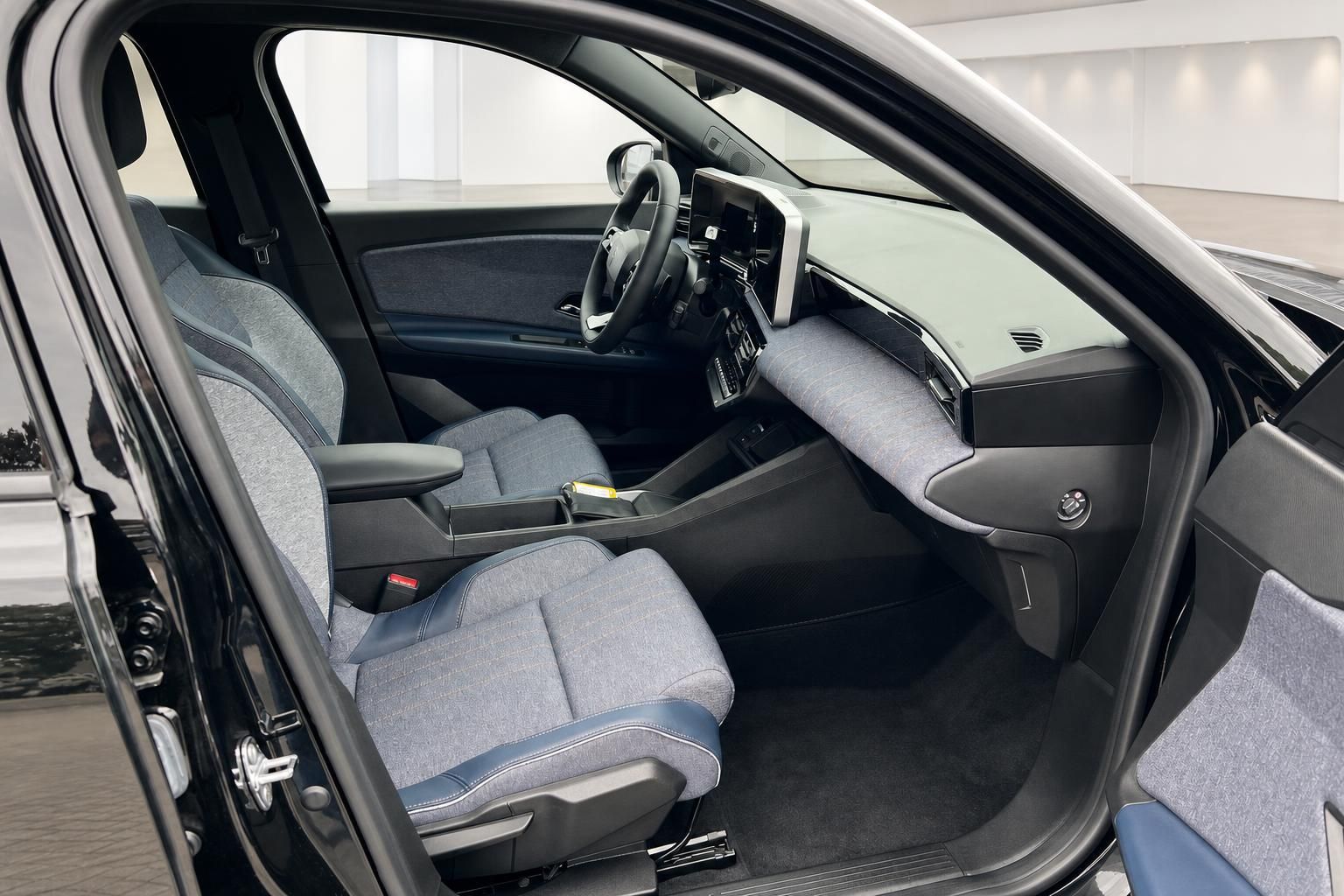 Renault Vordersitze und Cockpit im Innenraum mit Stoffpolsterung