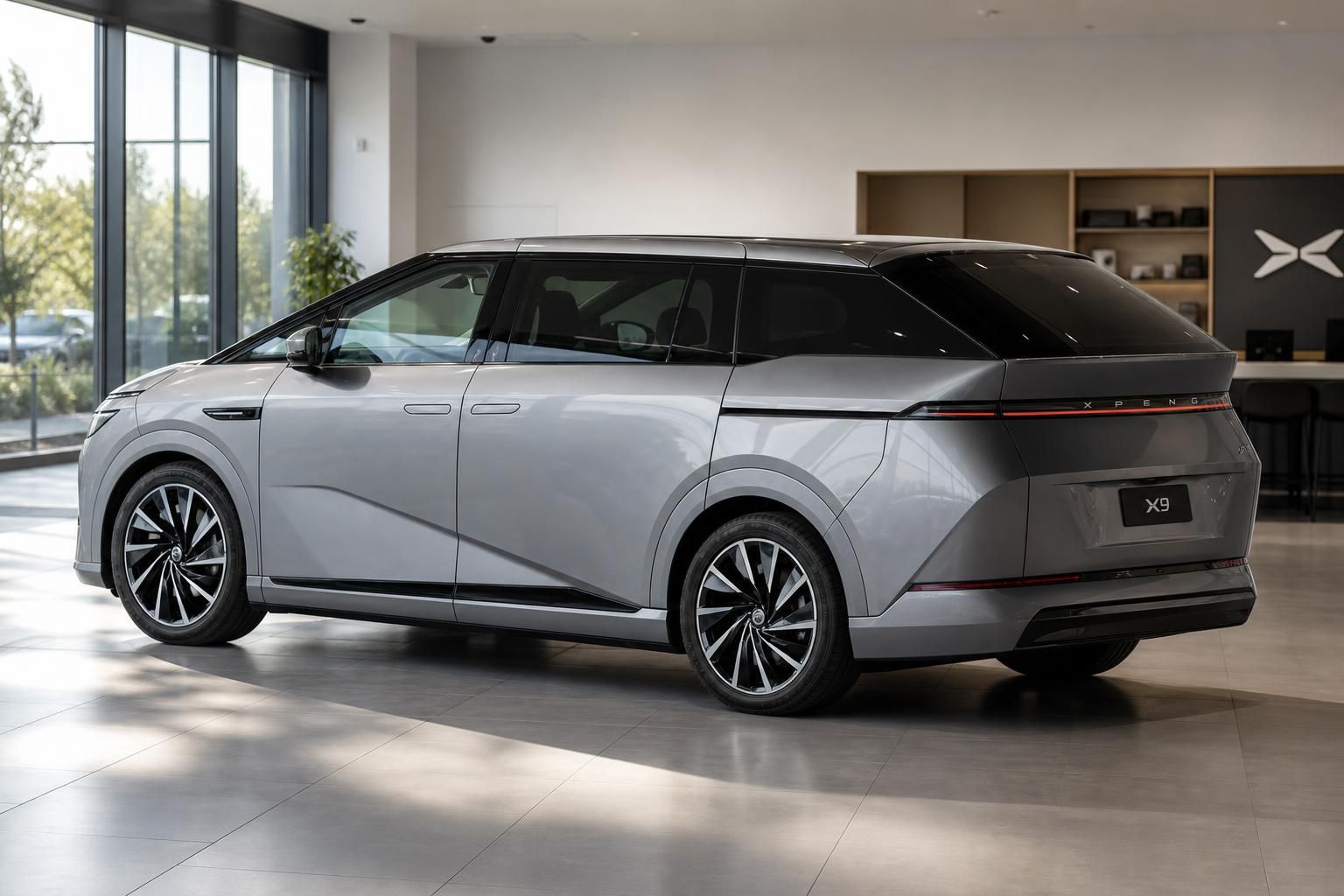 XPeng X9 Van in Grau, Heckansicht im Autohaus