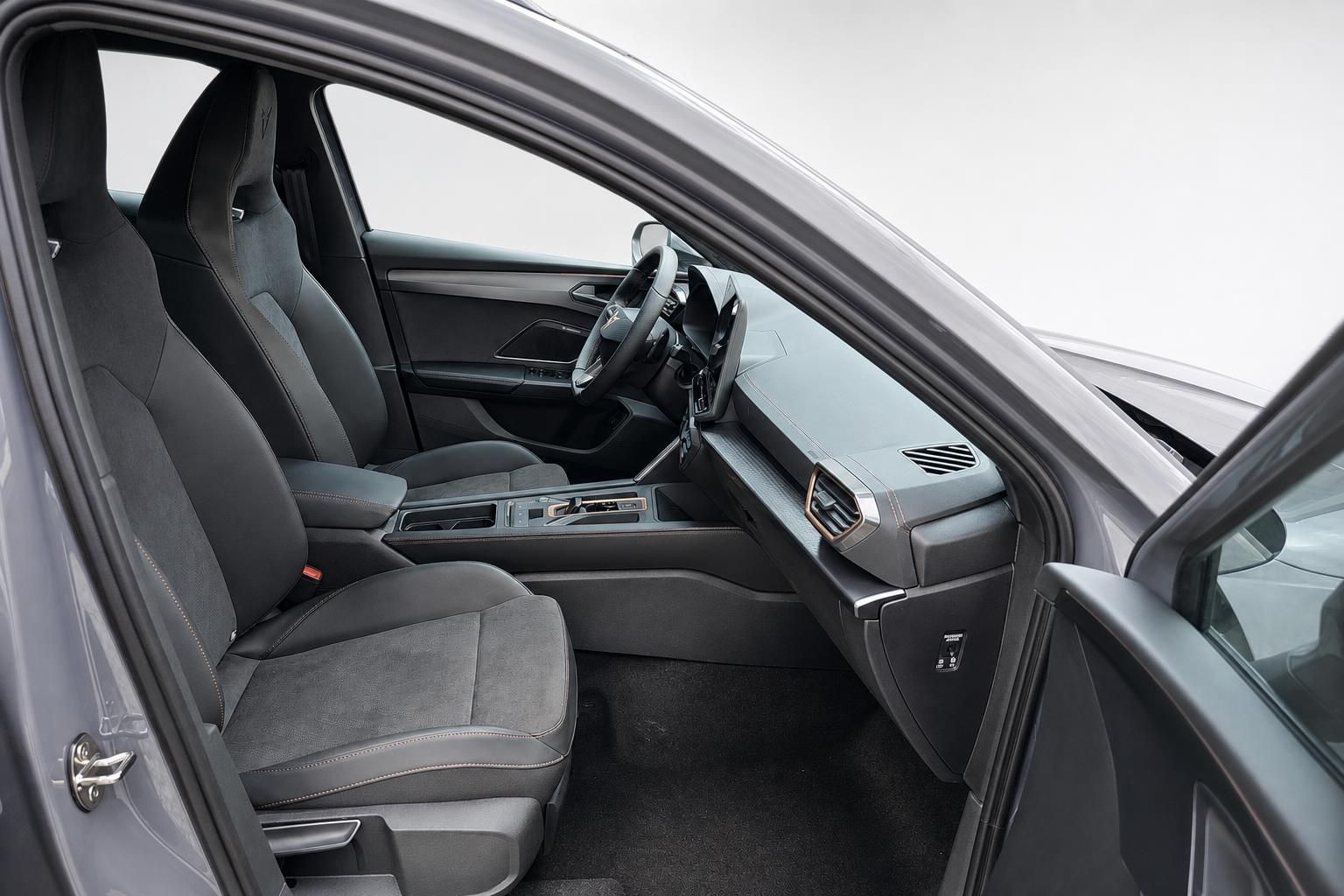 Cupra Innenraum mit Sportsitzen und Cockpit, Blick durch Fahrertür