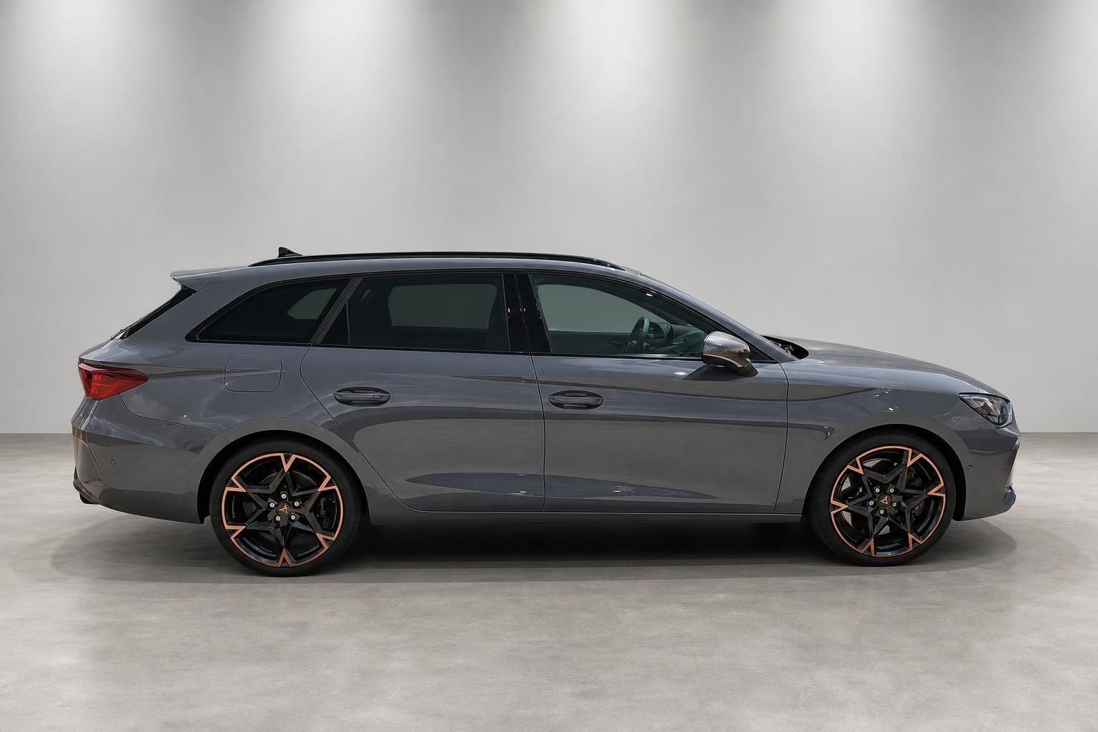 Cupra Kombi in Grau, Seitenansicht mit sportlichen Felgen