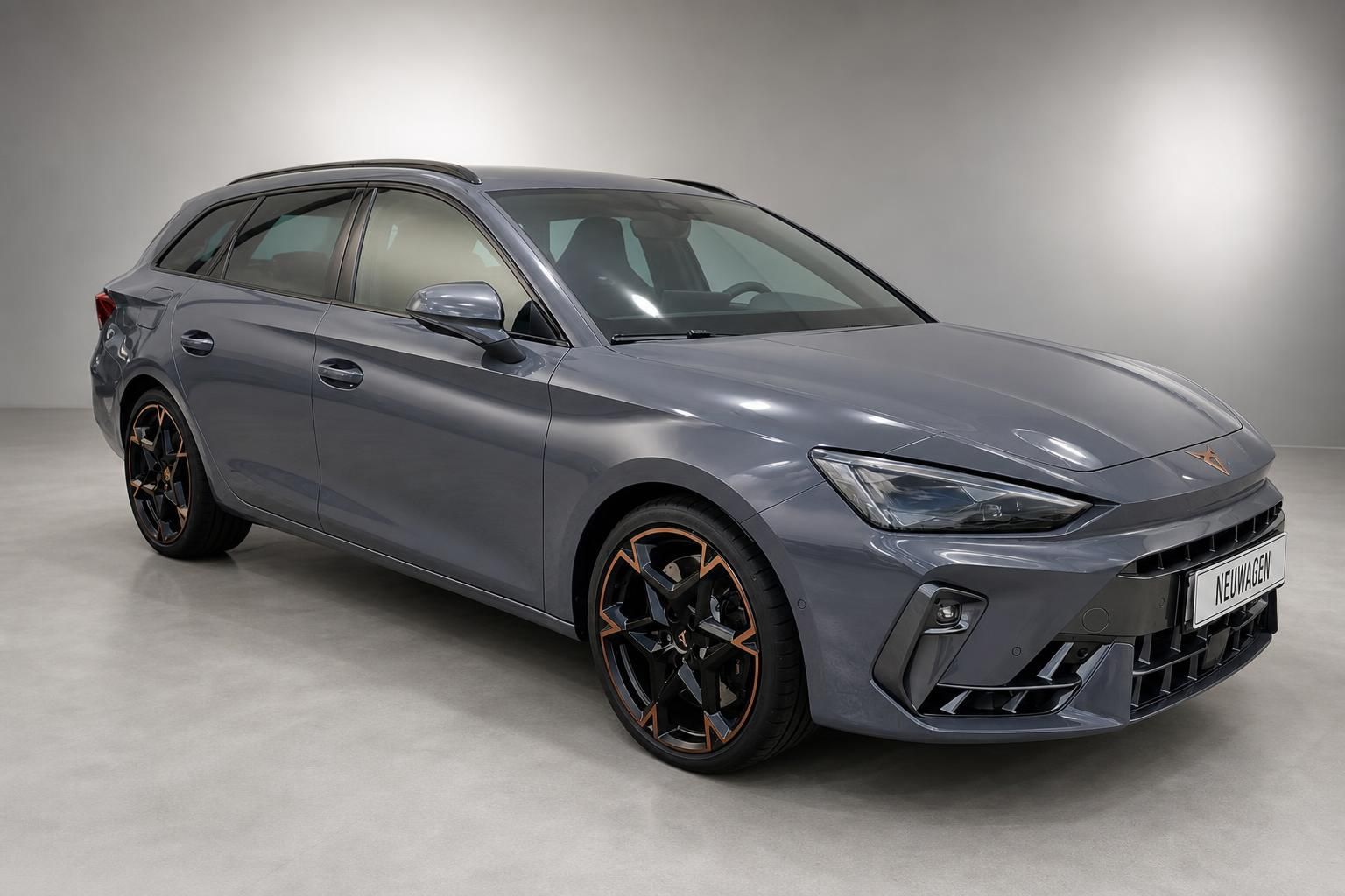 Cupra Kombi grau, Frontansicht schräg mit Design-Felgen