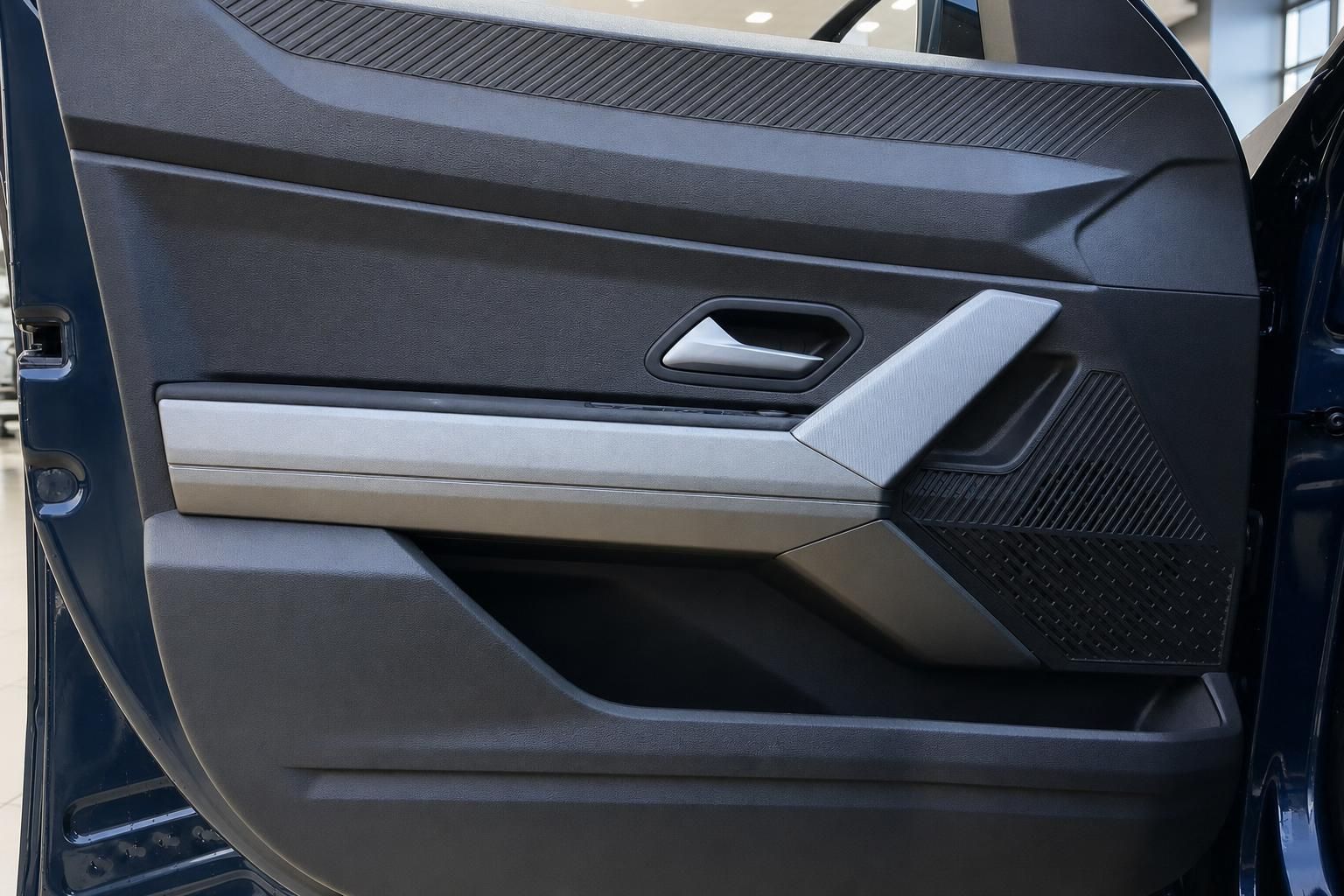 Fahrzeug Türverkleidung Detailaufnahme mit schwarzer und grauer Materialkombi und Türgriff