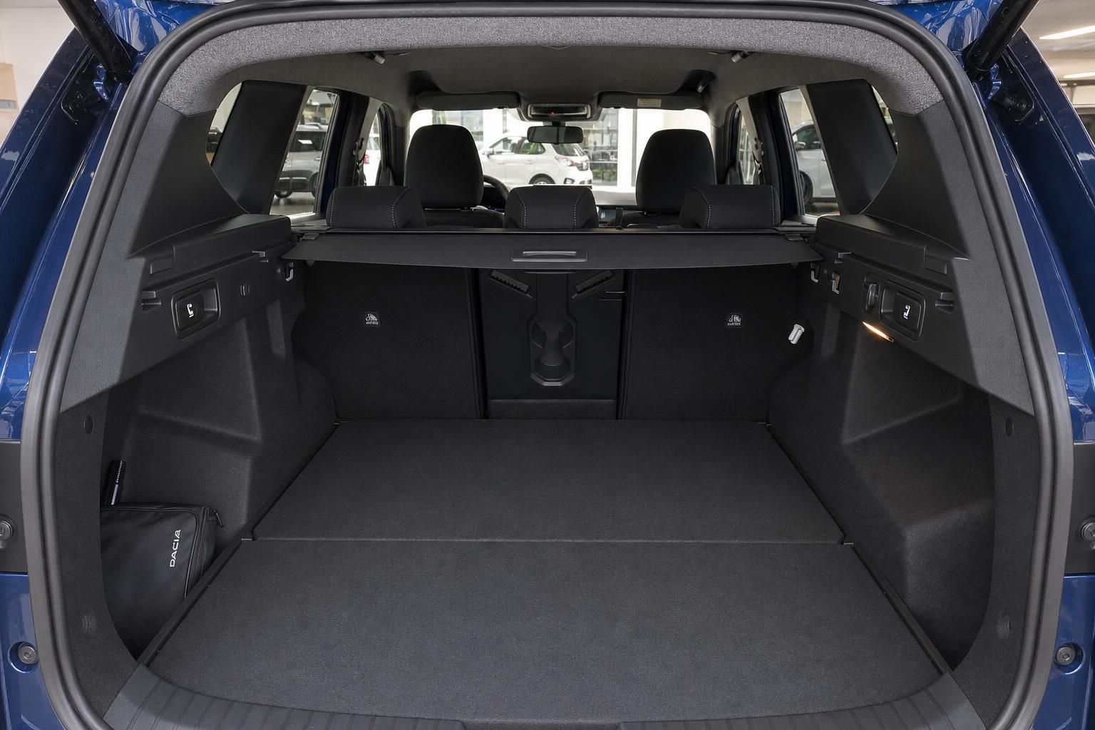 Kofferraum eines blauen SUV mit umgeklappten Rücksitzen und großem Laderaum