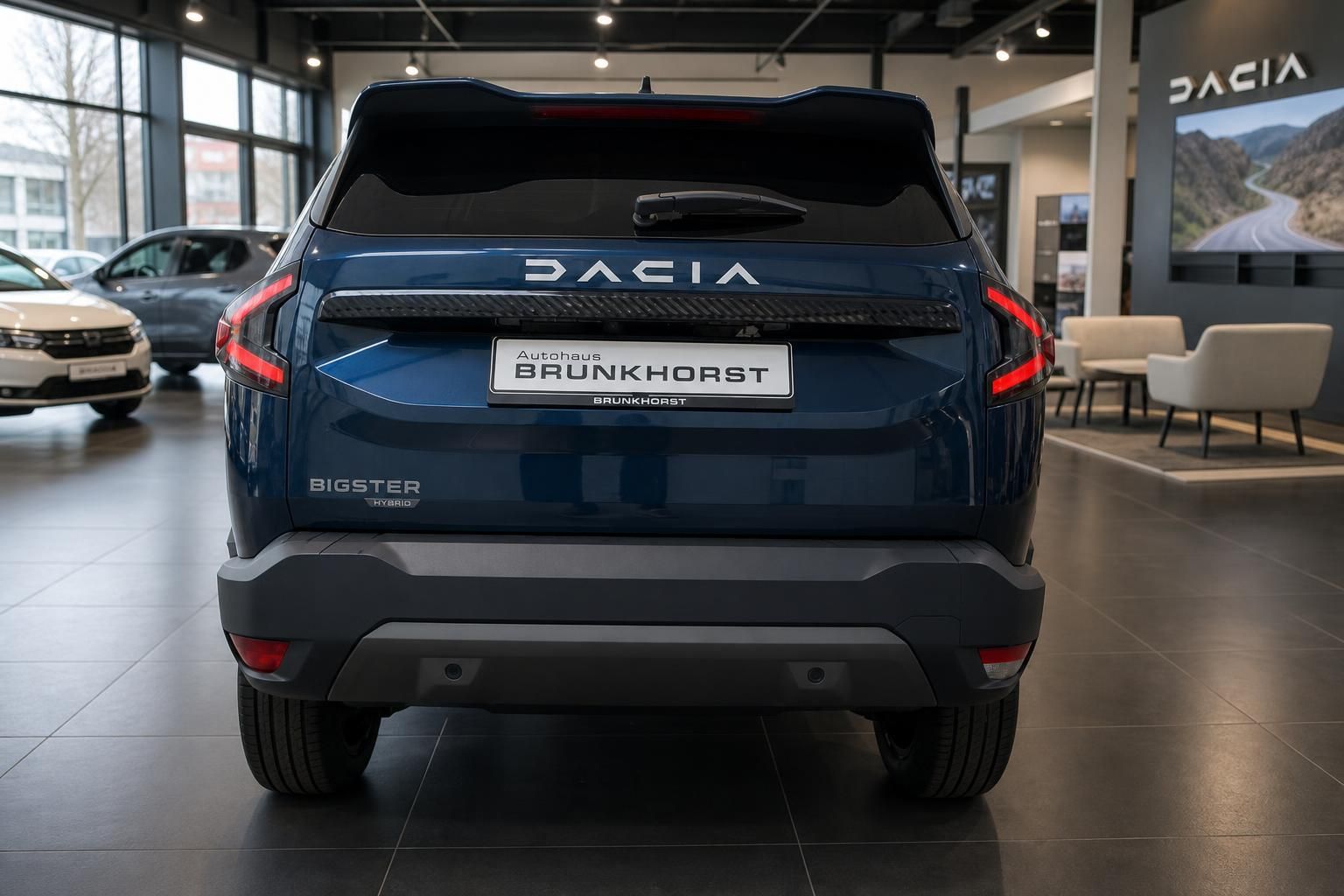 Dacia Bigster SUV in Dunkelblau - Heckansicht mit Autohaus Brunkhorst Kennzeichenrahmen