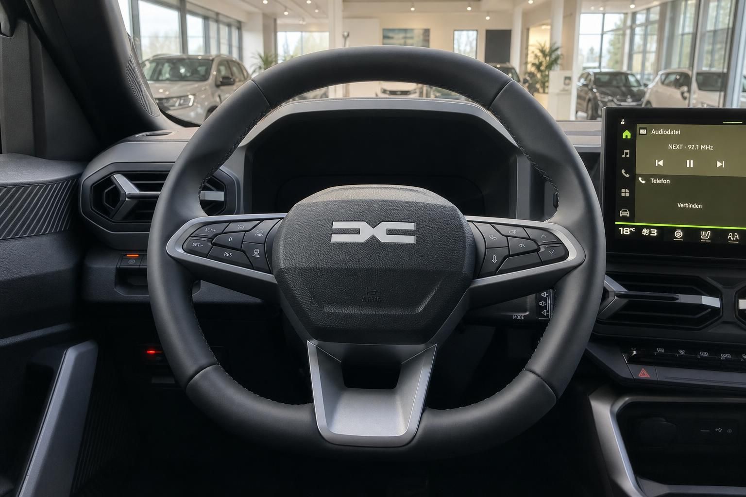 Dacia Bigster Cockpit - Lenkrad mit Dacia Logo und digitales Infotainment-Display
