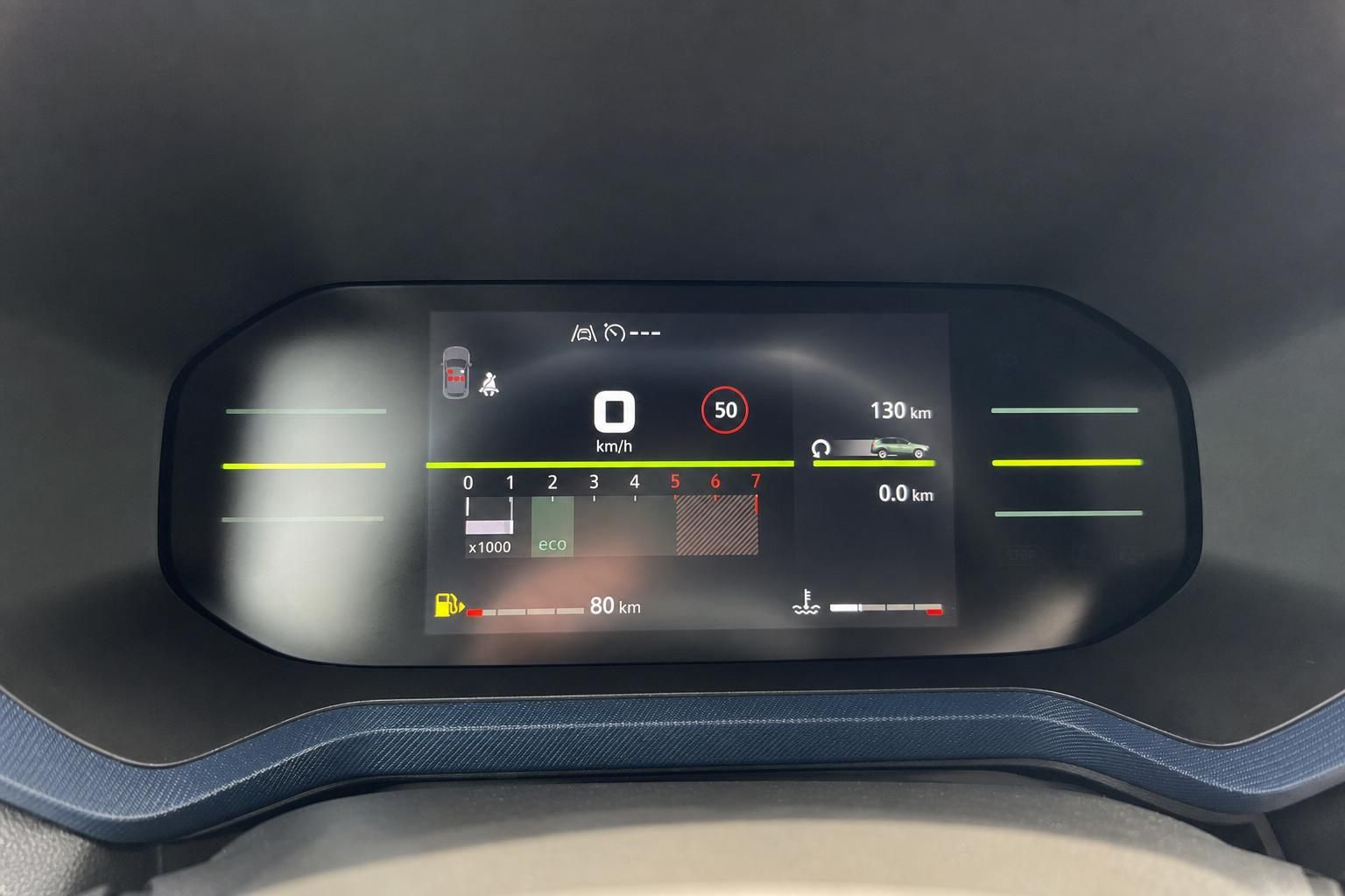 Digitales Kombiinstrument mit Tachoanzeige und Bordcomputer im Fahrzeug