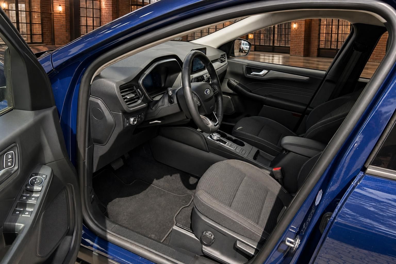 Ford Kuga Innenraum blau, Cockpit und Vordersitze durch offene Tuer