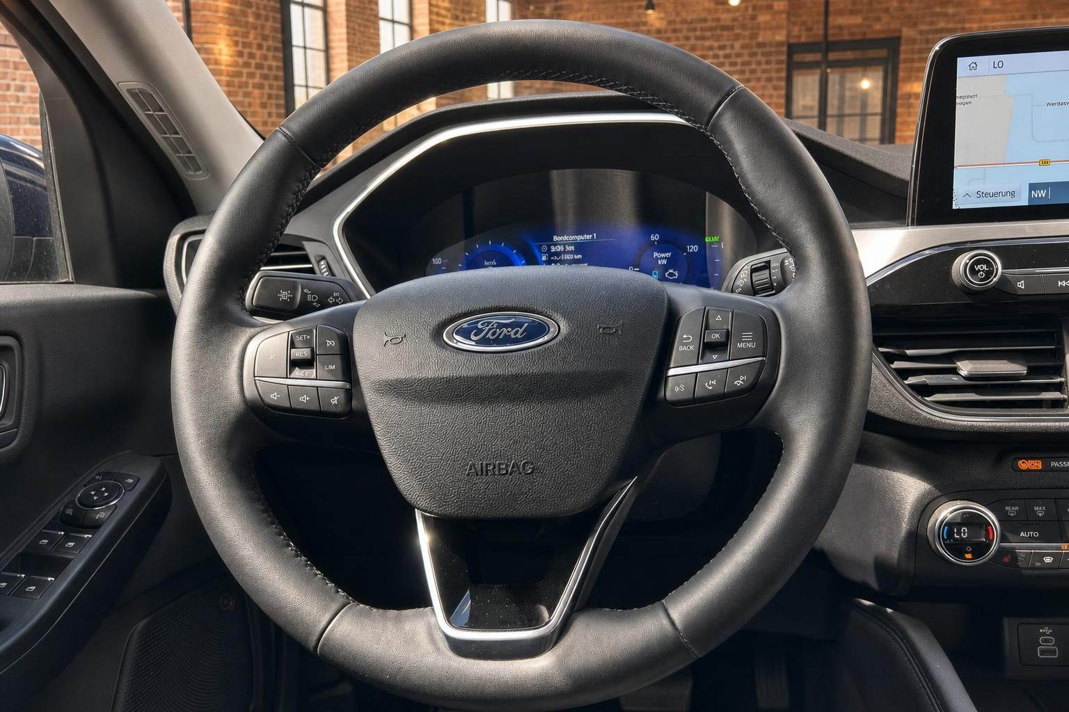Ford Lenkrad Nahaufnahme mit Bedienelementen und Digitaltacho