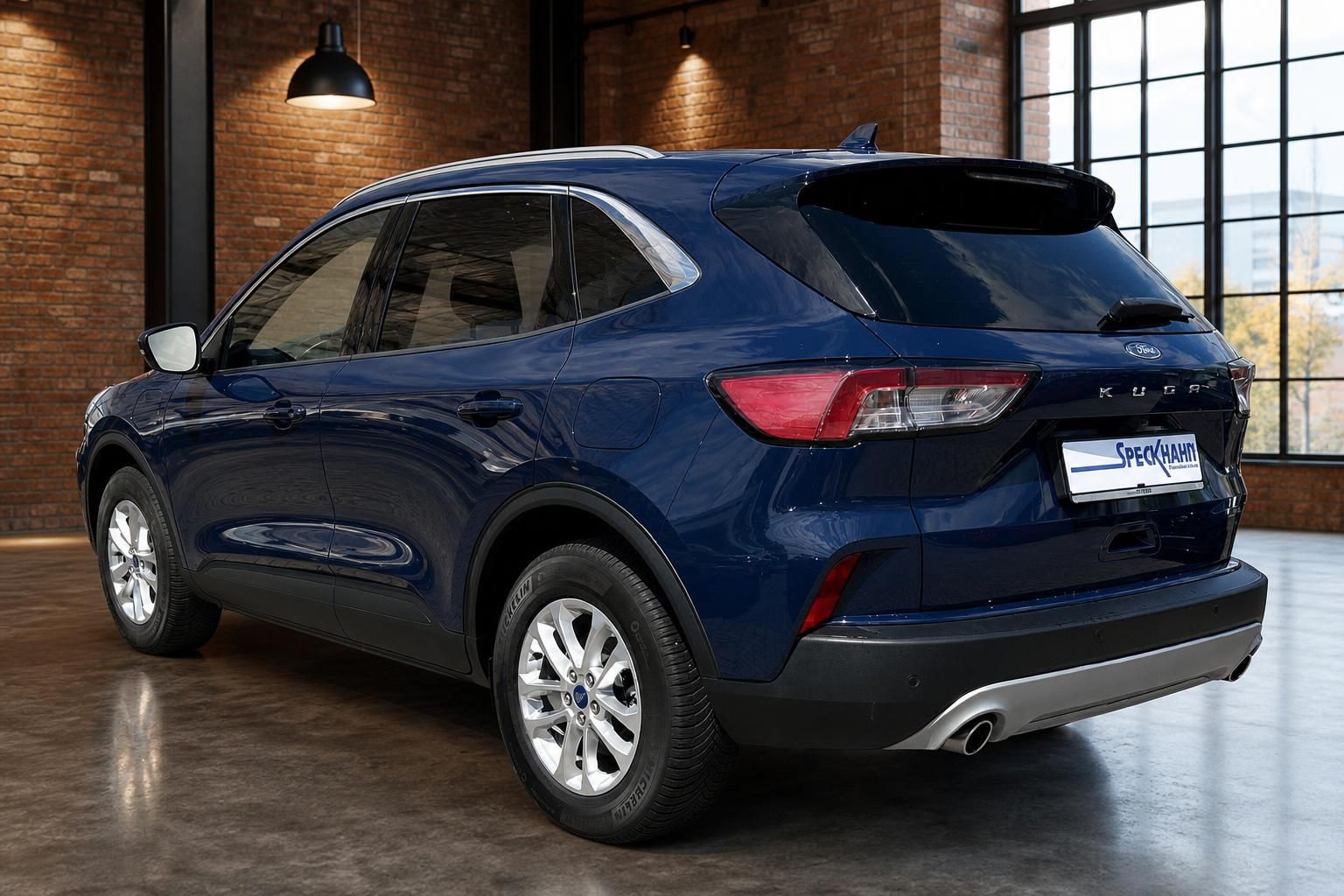 Ford Kuga blau, Heckansicht seitlich mit Blick auf Rückleuchten und Felgen