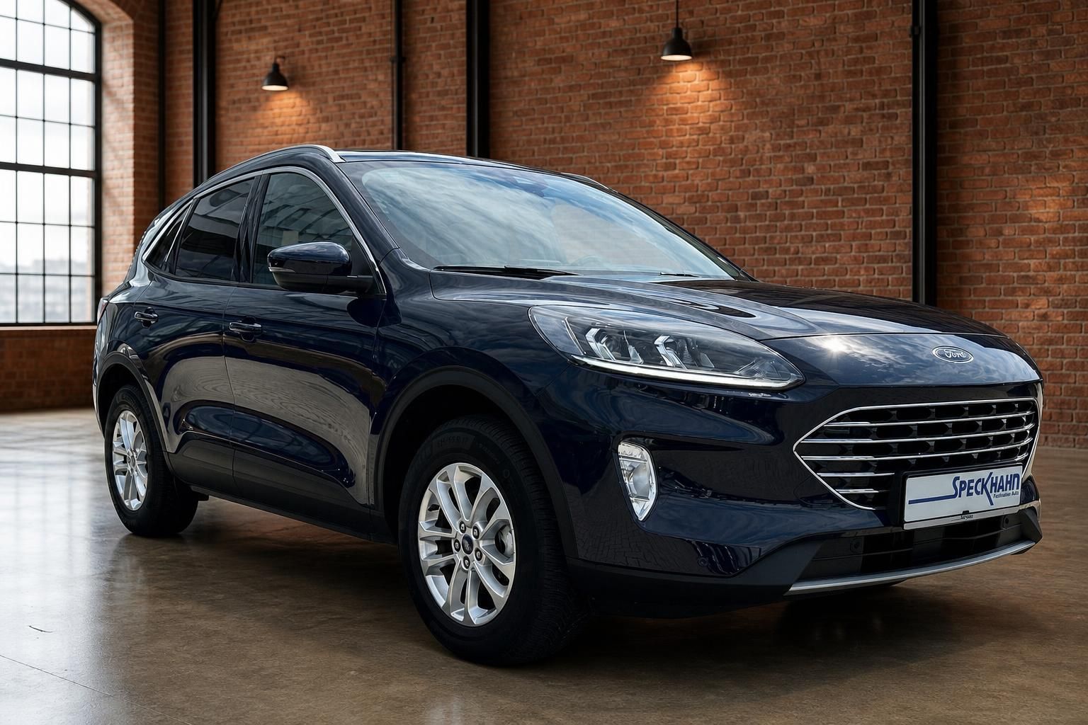 Ford Kuga dunkelblau, Frontansicht seitlich in Loft-Ambiente