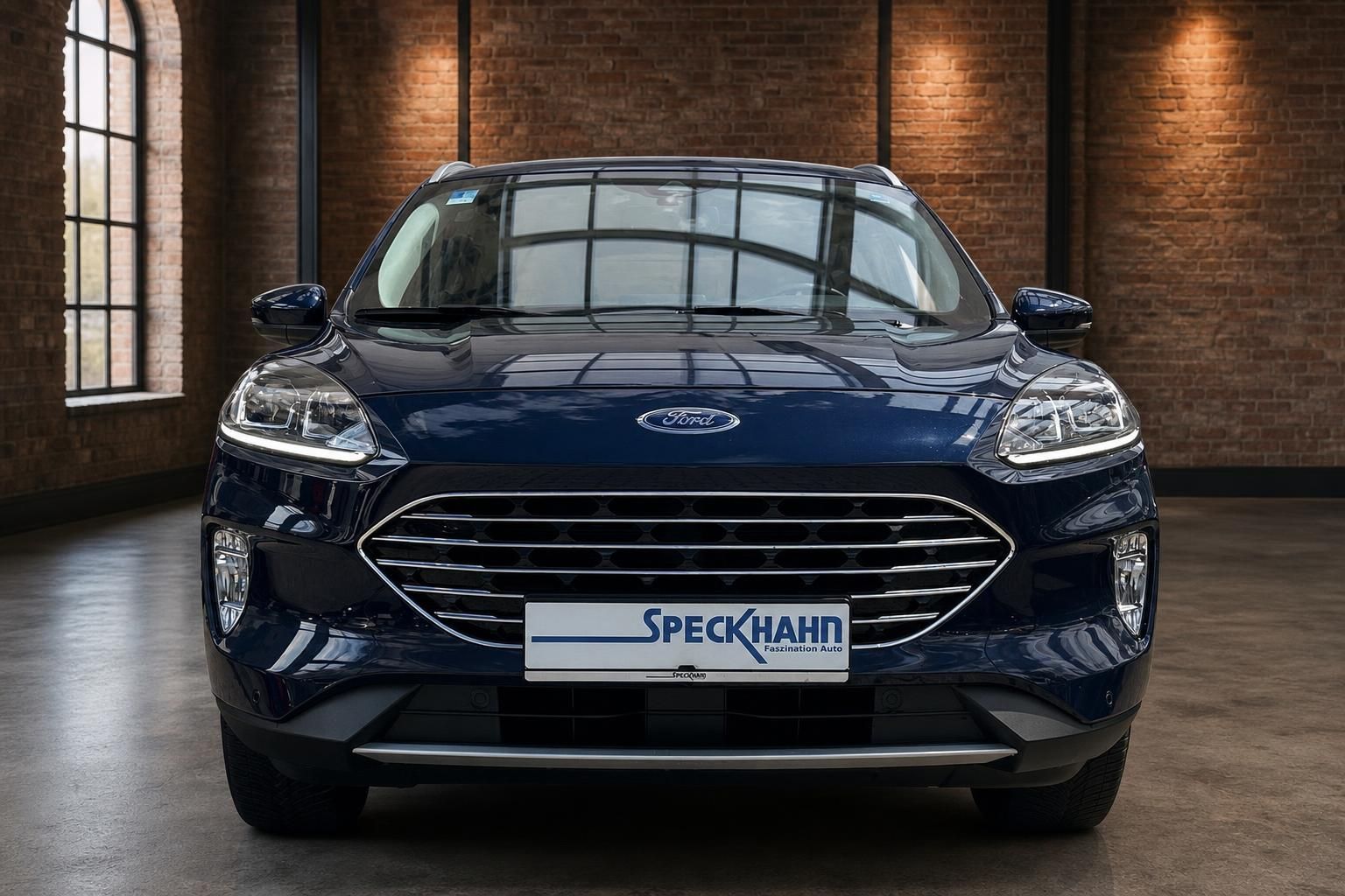 Ford Kuga in Blau, Frontansicht mit Kuehlergrill und Ford-Logo