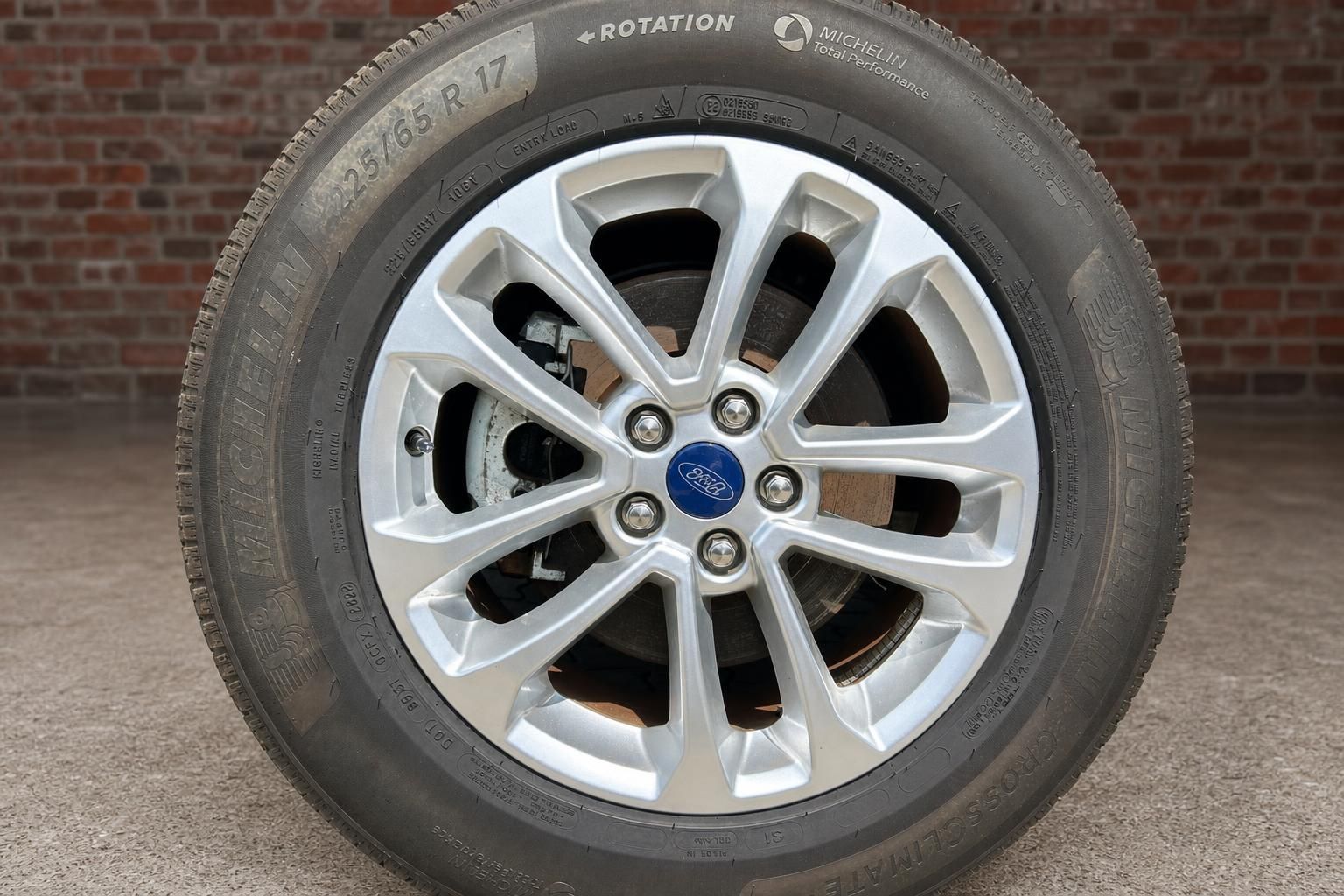 Ford Alufelge mit Michelin Reifen 225/65 R17, Detailansicht