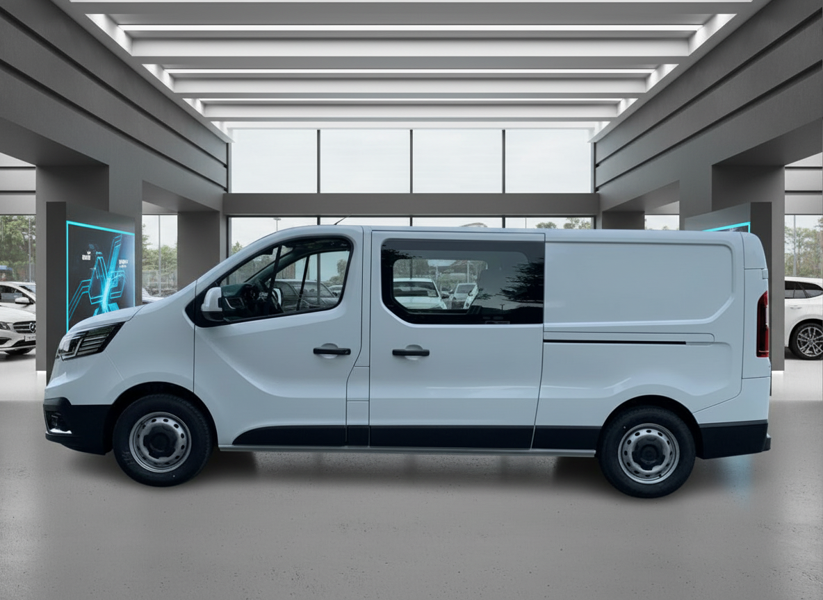 Weißer Renault Trafic Kastenwagen Doppelkabine Seitenansicht im Autohaus