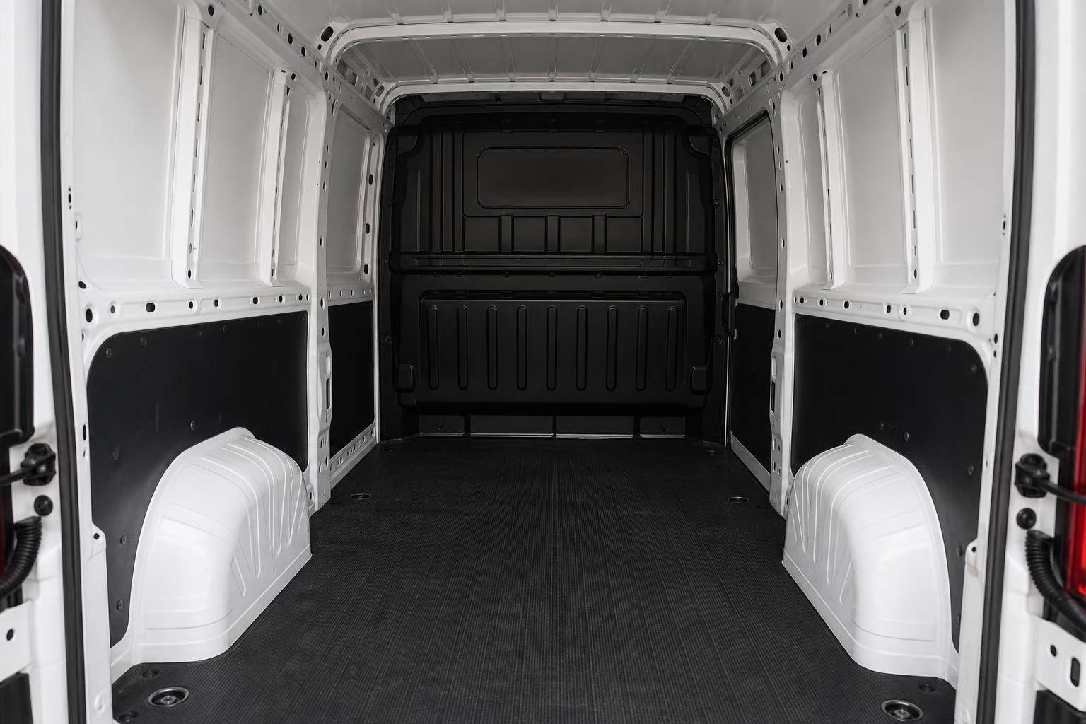 Leerer Laderaum eines weissen Transporters mit robuster Bodenverkleidung
