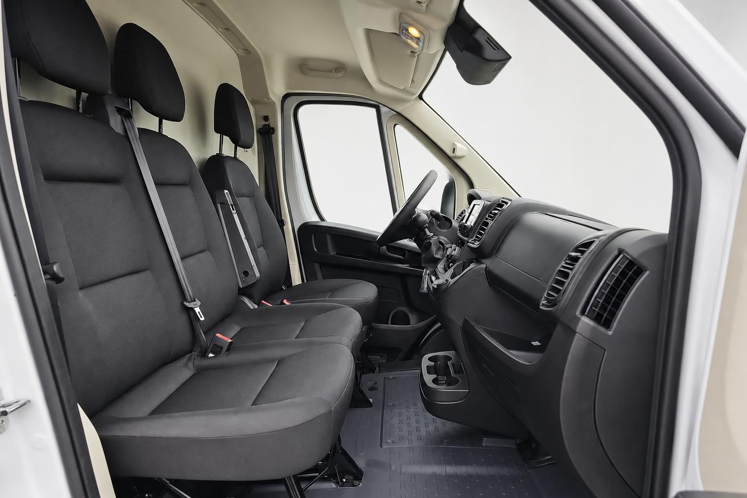 Innenraum Fiat Transporter mit Doppelsitzbank und Cockpit im Detail