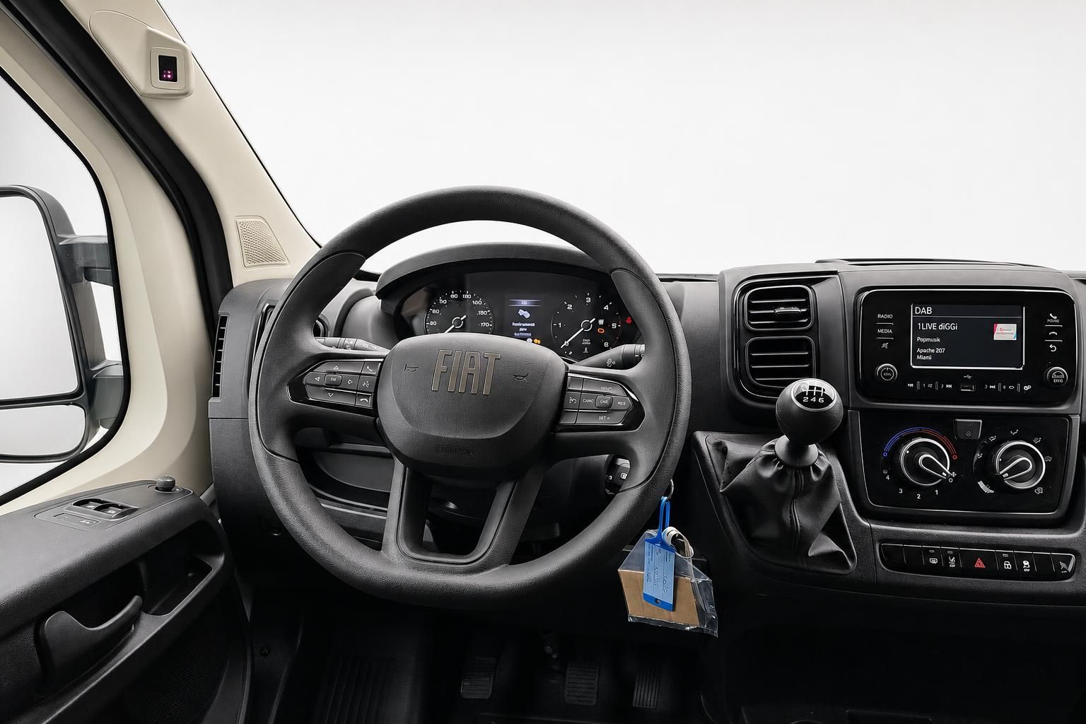 Cockpit Fiat Transporter mit Lenkrad Schaltknauf und Infotainment Display