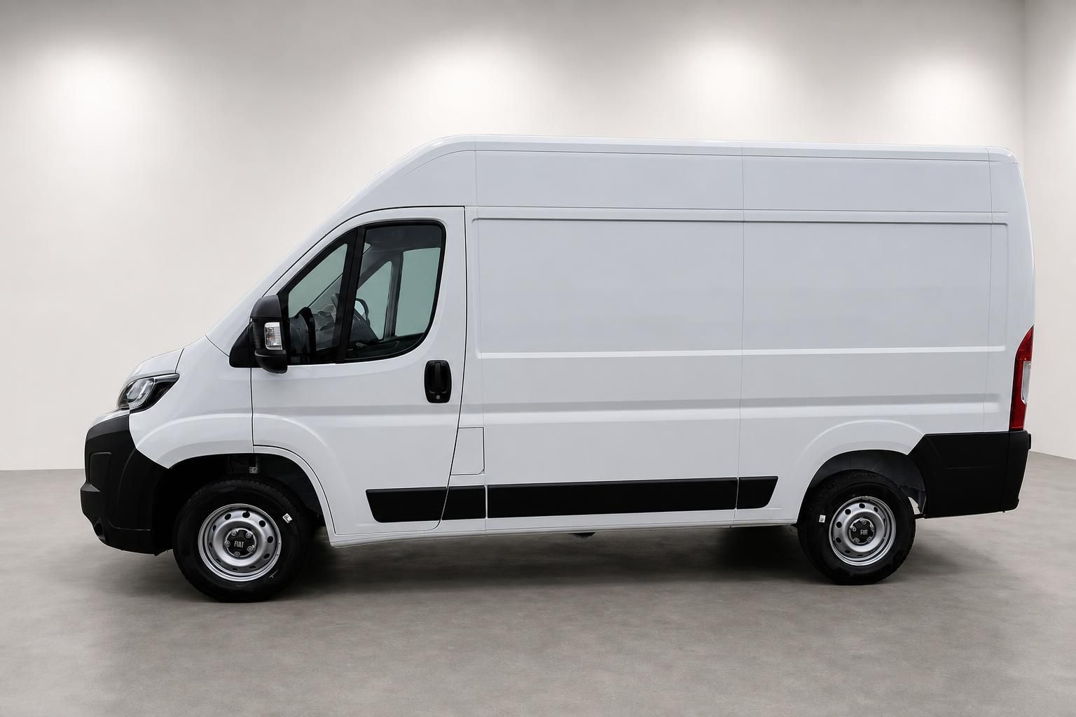 Fiat Ducato Kastenwagen weiss Seitenansicht Studioaufnahme