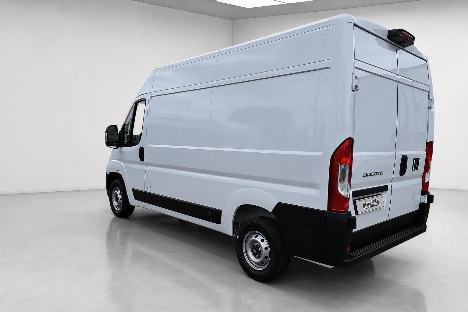 Fiat Ducato Kastenwagen weiss Heckansicht schraeg Neuwagen