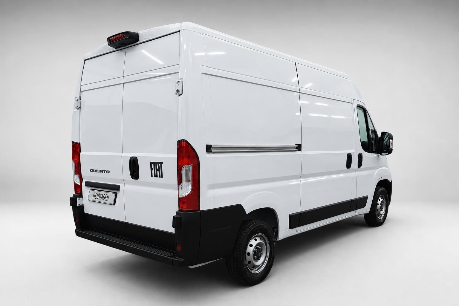 Fiat Ducato Kastenwagen weiß Seiten-Heckansicht im Studio