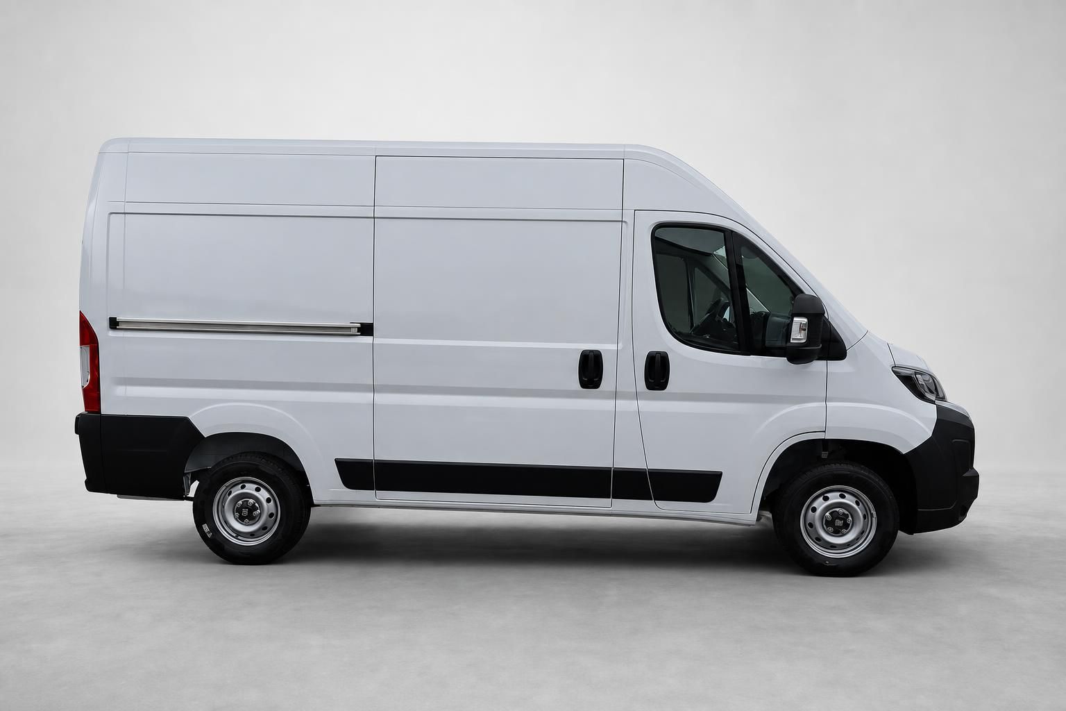 Fiat Ducato Kastenwagen weiß Seitenansicht komplett