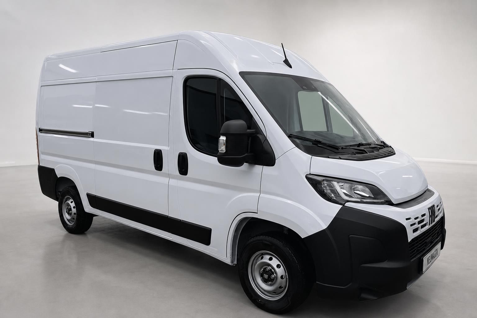 Fiat Ducato Kastenwagen weiß Frontansicht schräg im Studio