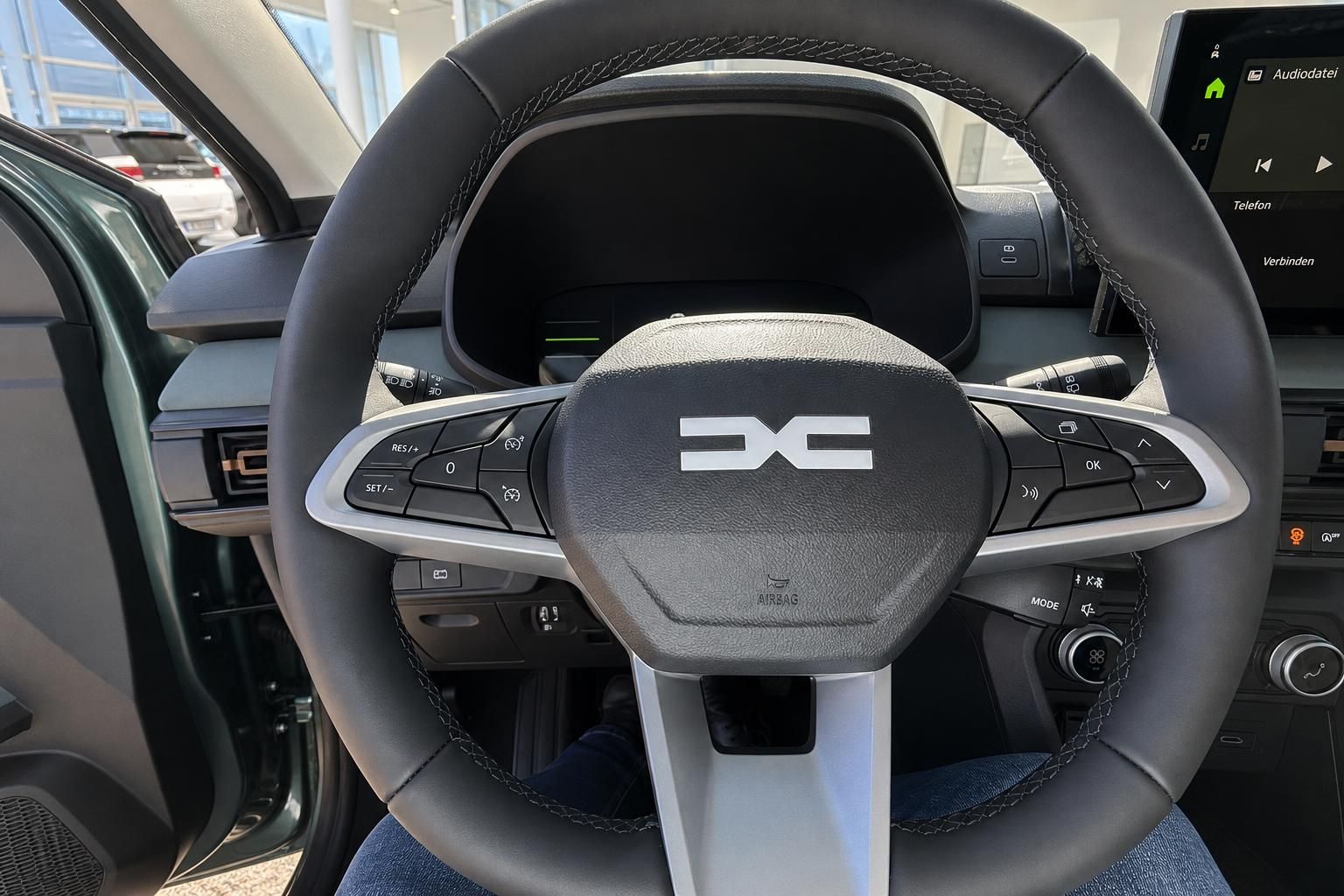 Fahrzeug Innenraum mit Lenkrad und Cockpit - moderne Ausstattung und Display