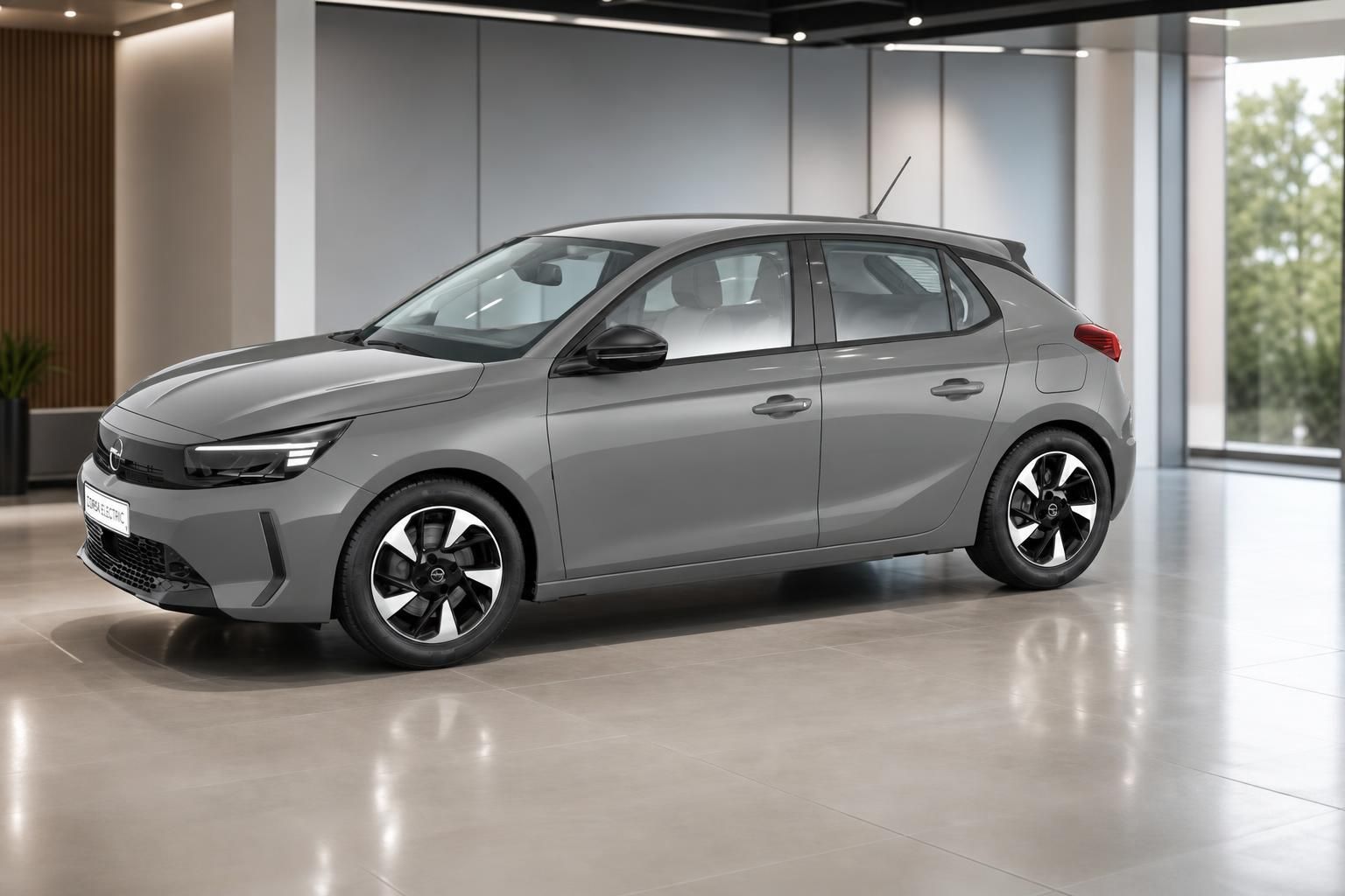 Opel Corsa Electric in Grau, Seitenansicht im Autohaus