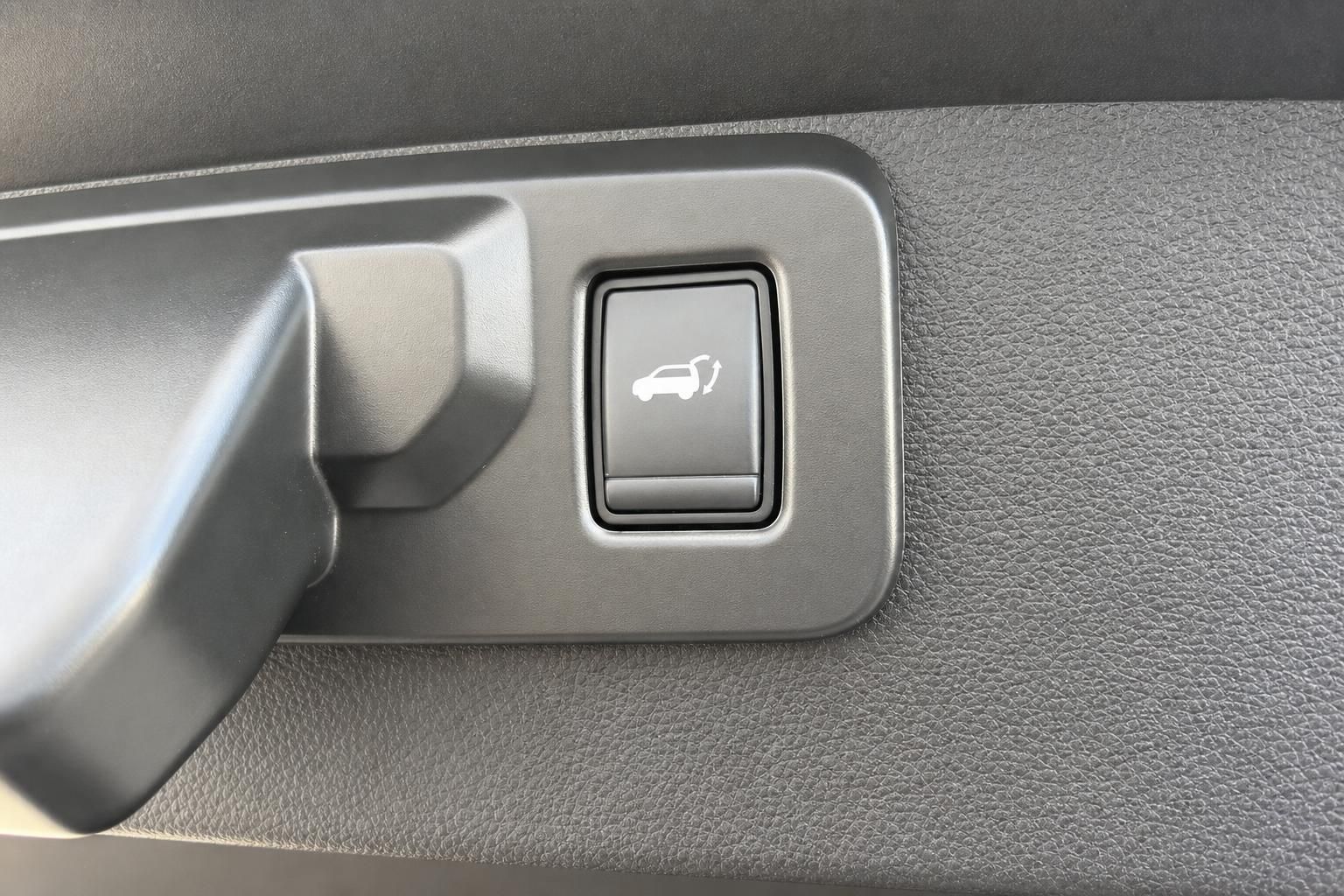 Taster fuer elektrische Heckklappe im Fahrzeuginnenraum