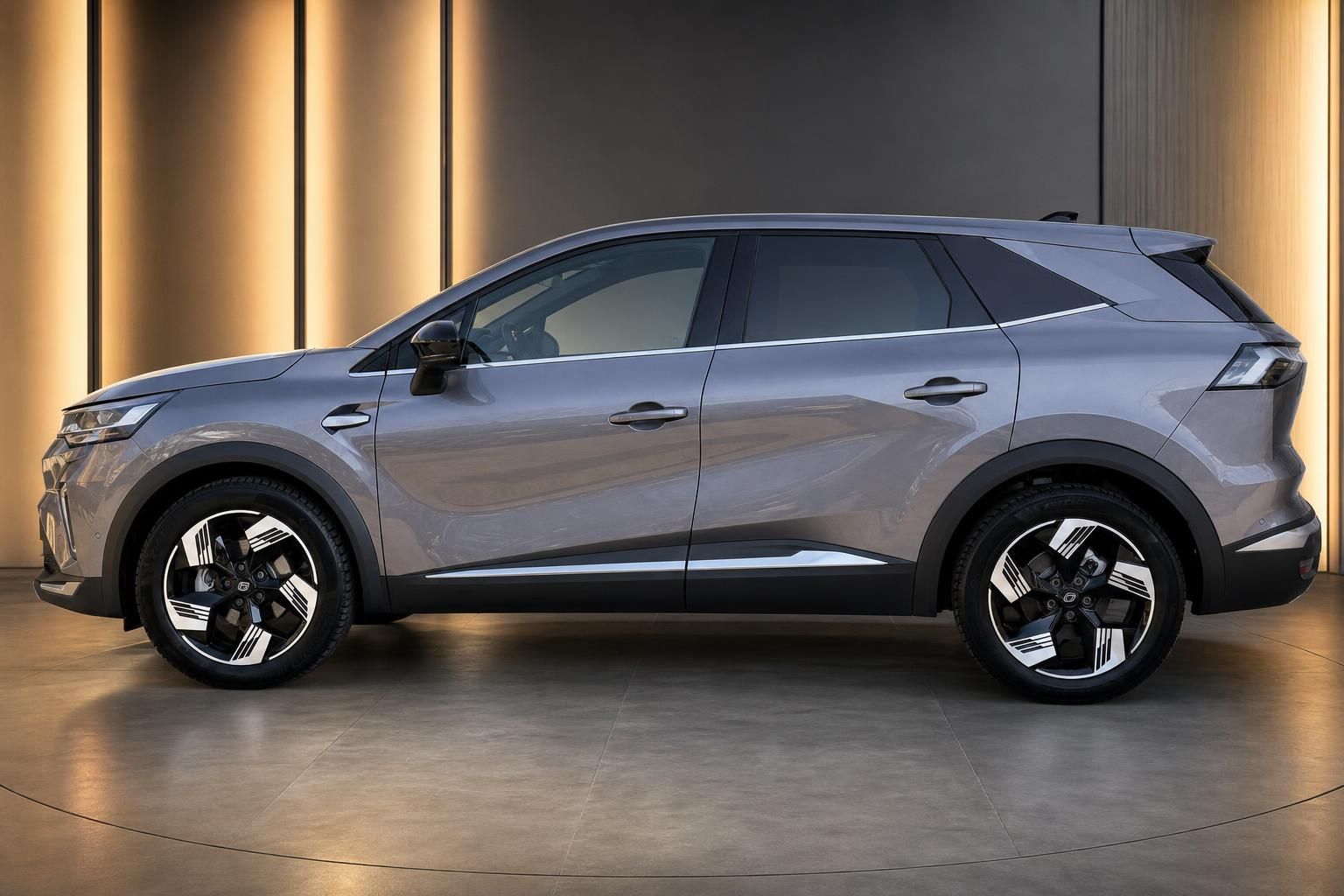 Renault Symbioz grau, Seitenansicht im Studio mit Design-Felgen