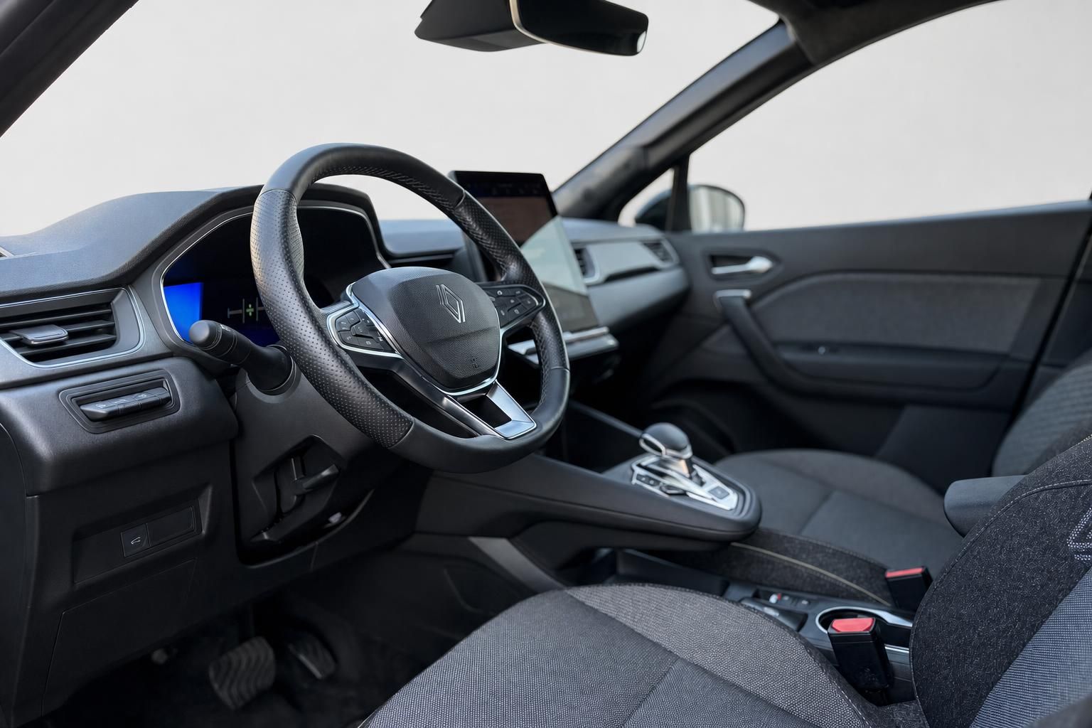 Renault Innenraum mit Lenkrad, Cockpit und Digitalanzeige im Detail