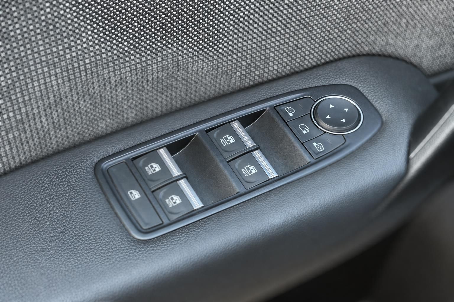 Fensterheber-Bedienelemente im Innenraum eines Renault Fahrzeugs
