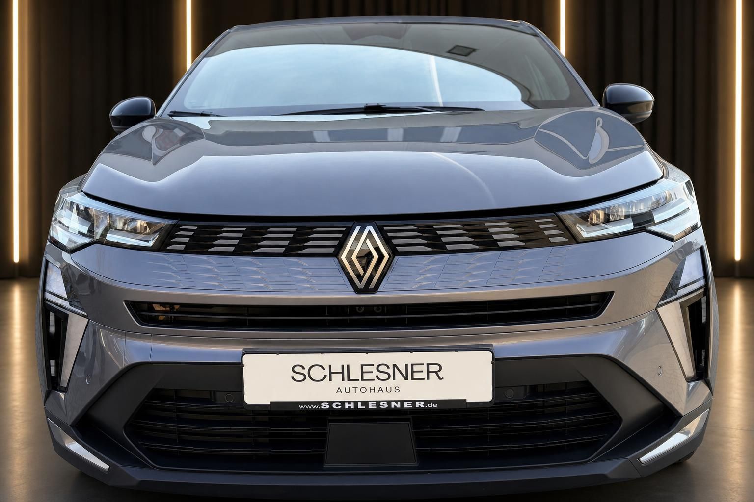 Renault SUV Frontansicht mit Kuehlergrill und Rautenlogo