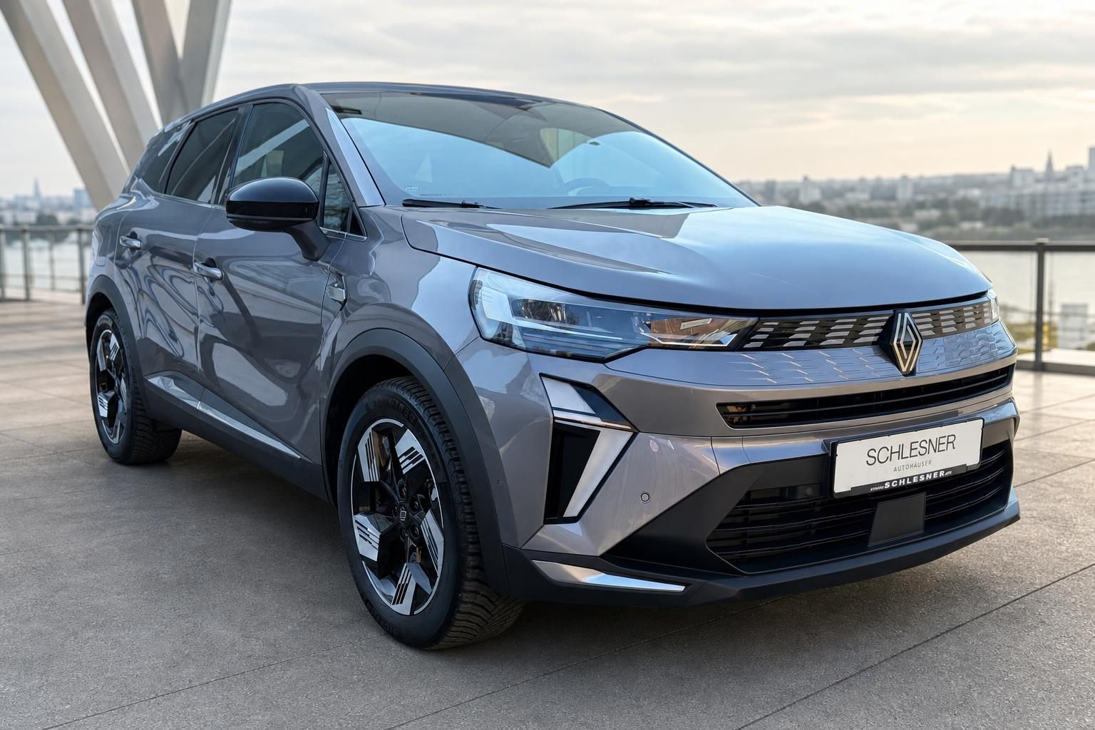 Renault SUV Grau auf Terrasse mit Blick auf Fluss und Skyline