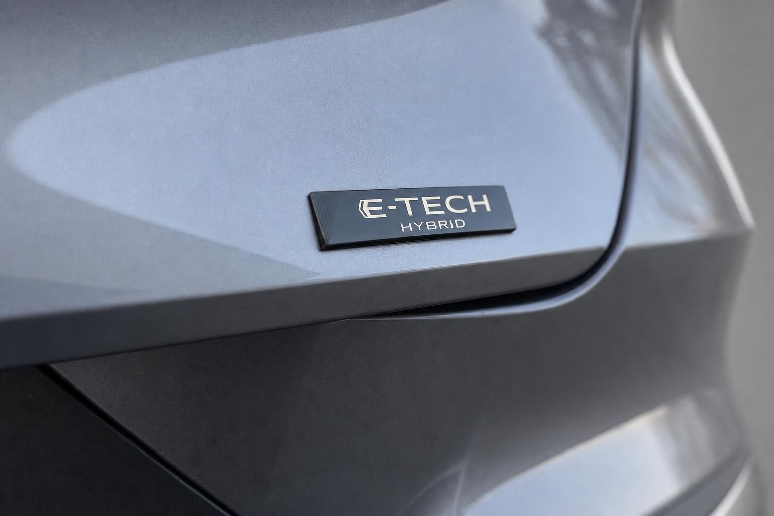 Renault E-Tech Hybrid Plakette am Heck des Fahrzeugs