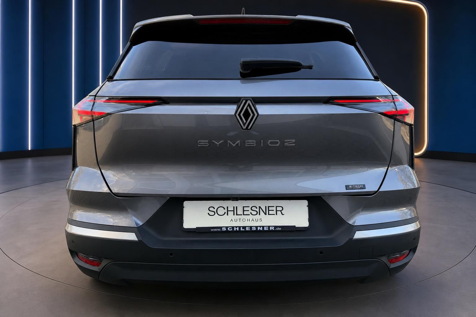 Renault Symbioz Heckansicht mit E-Tech Hybrid Antrieb