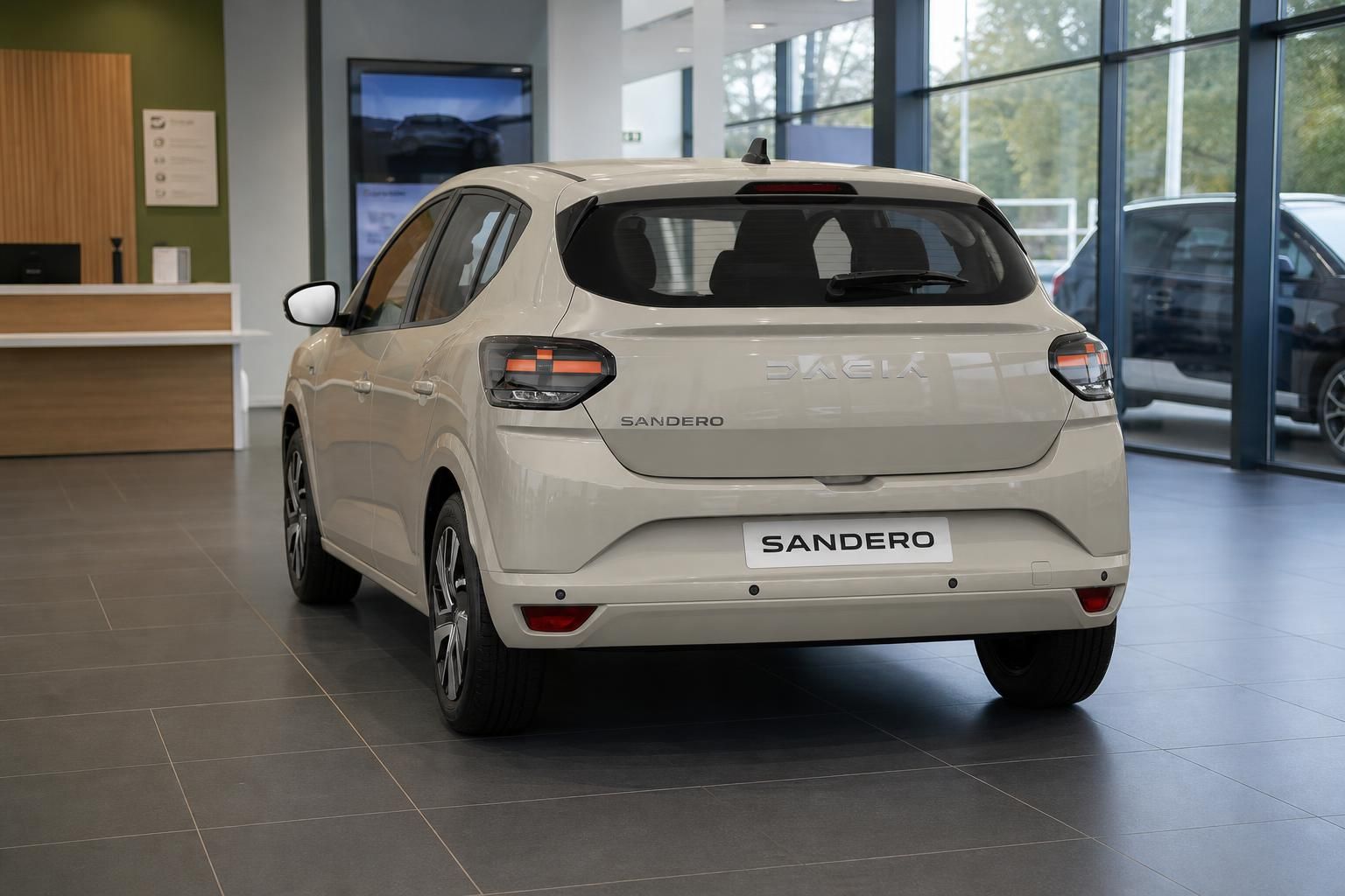 Dacia Sandero Heckansicht in Beige, Showroom mit Kennzeichen Sandero