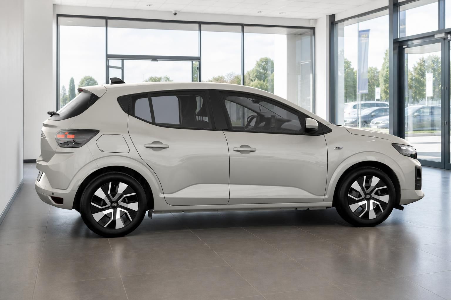 Dacia Sandero in Weiß, Seitenansicht im Showroom des Autohauses
