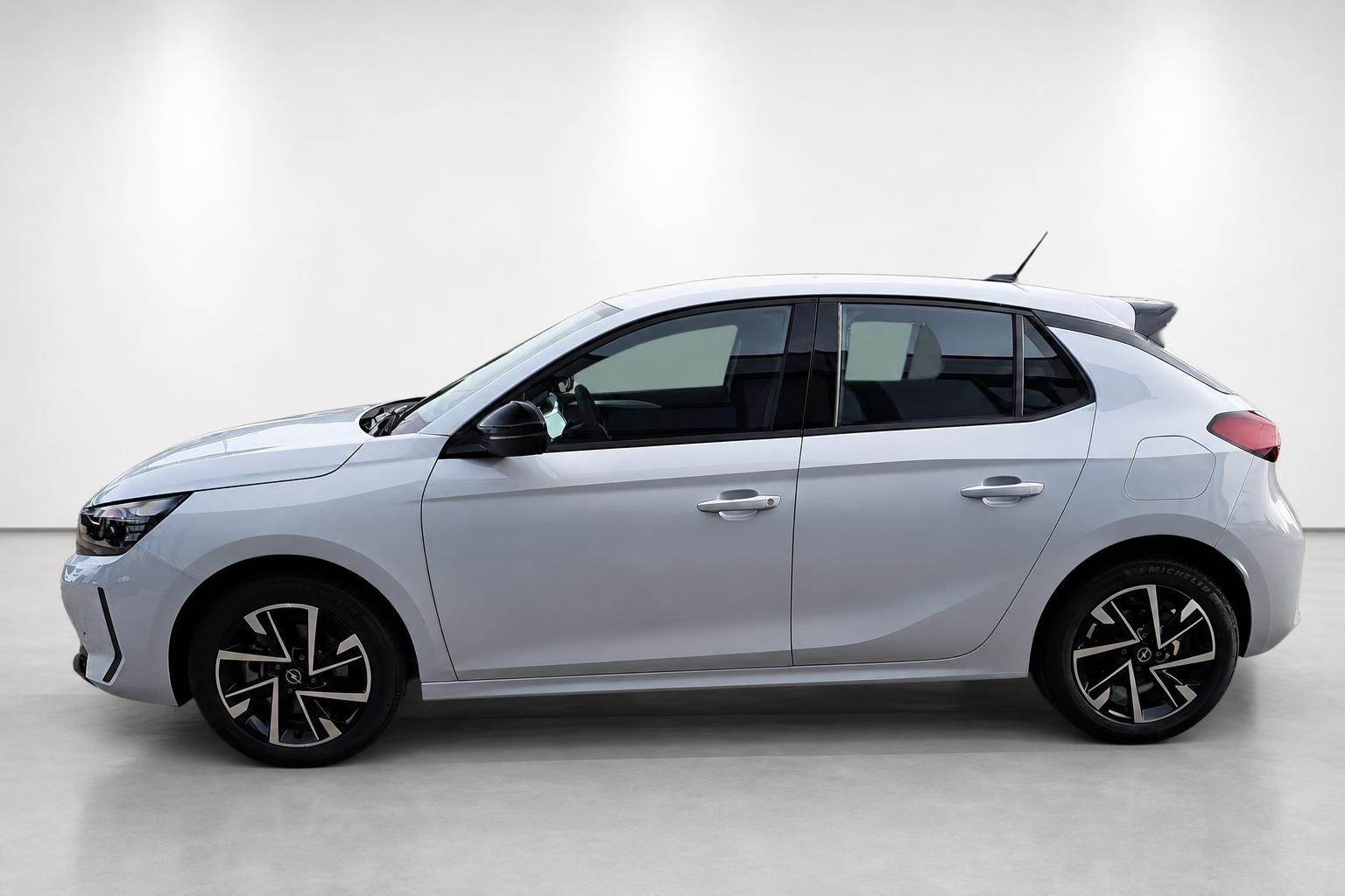Opel Corsa weiß, Seitenansicht im Studio