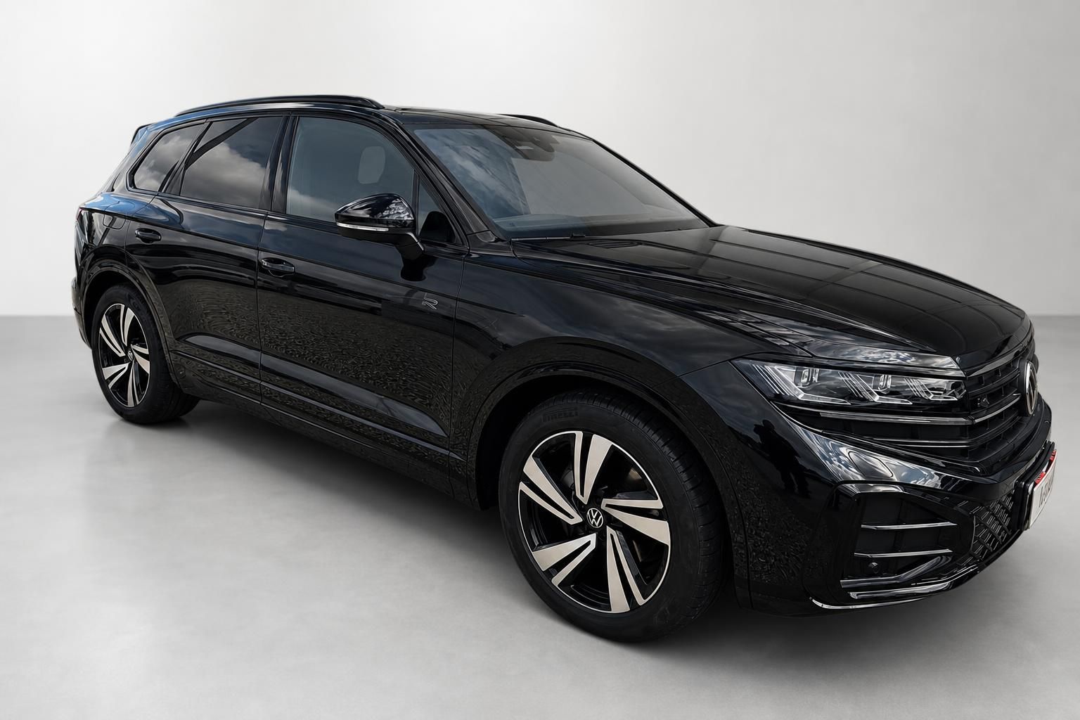 VW Touareg R-Line in Schwarz, Frontansicht seitlich im Studio