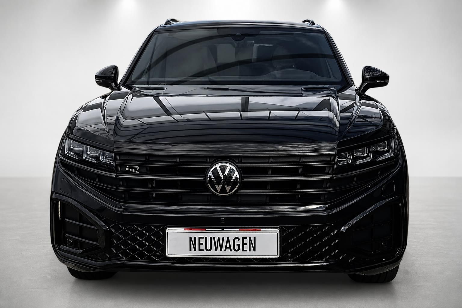 VW Touareg schwarz Frontansicht mit Kühlergrill und LED-Scheinwerfern