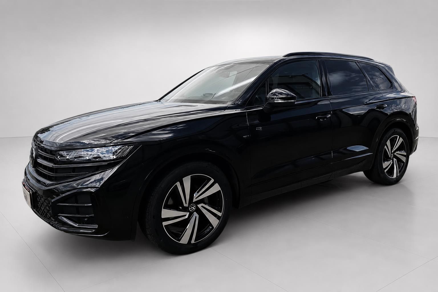 VW Touareg schwarz Frontansicht schräg mit Alufelgen im Studio
