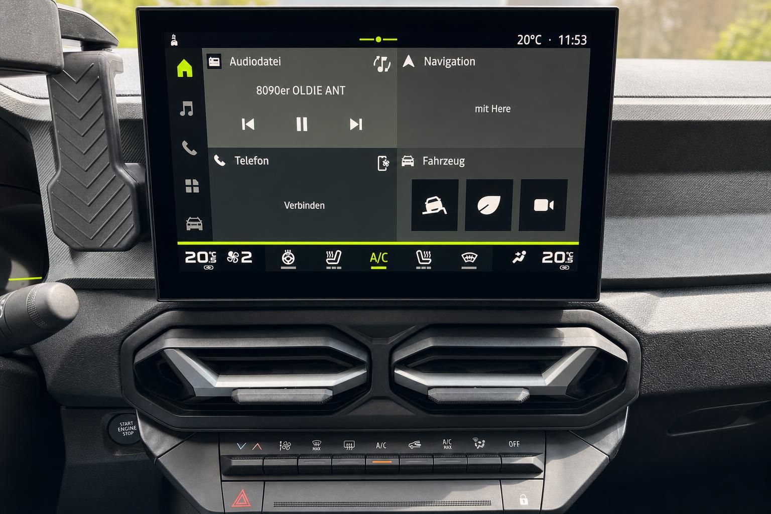 Fahrzeug Infotainment-System mit Touchscreen und Klimaanlage Bedienung im Detail