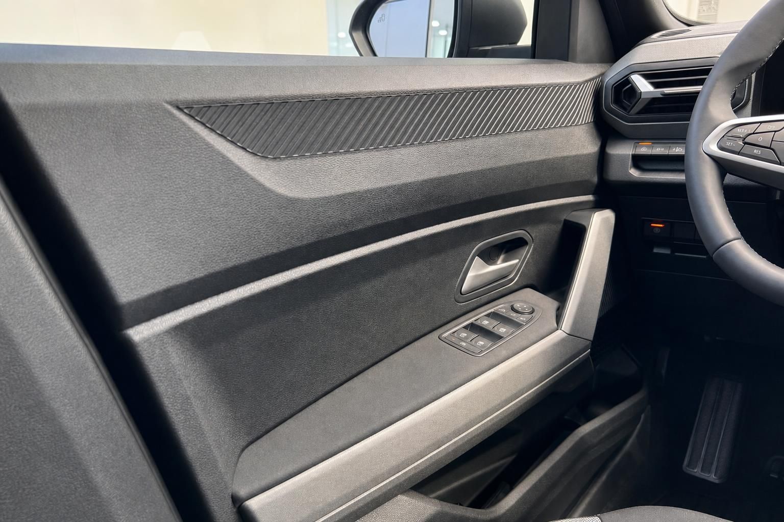 Fahrzeug Türverkleidung mit Fensterheber und Spiegelverstellung - Innenausstattung Detail