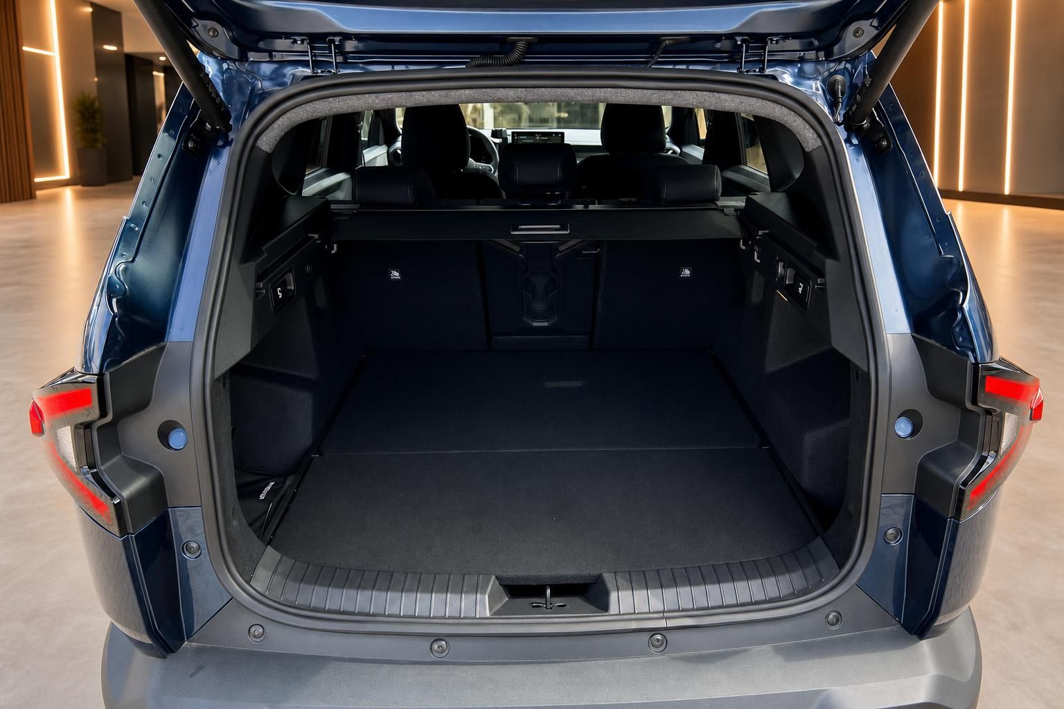 Kofferraum eines blauen SUVs mit geöffneter Heckklappe und schwarzer Innenausstattung