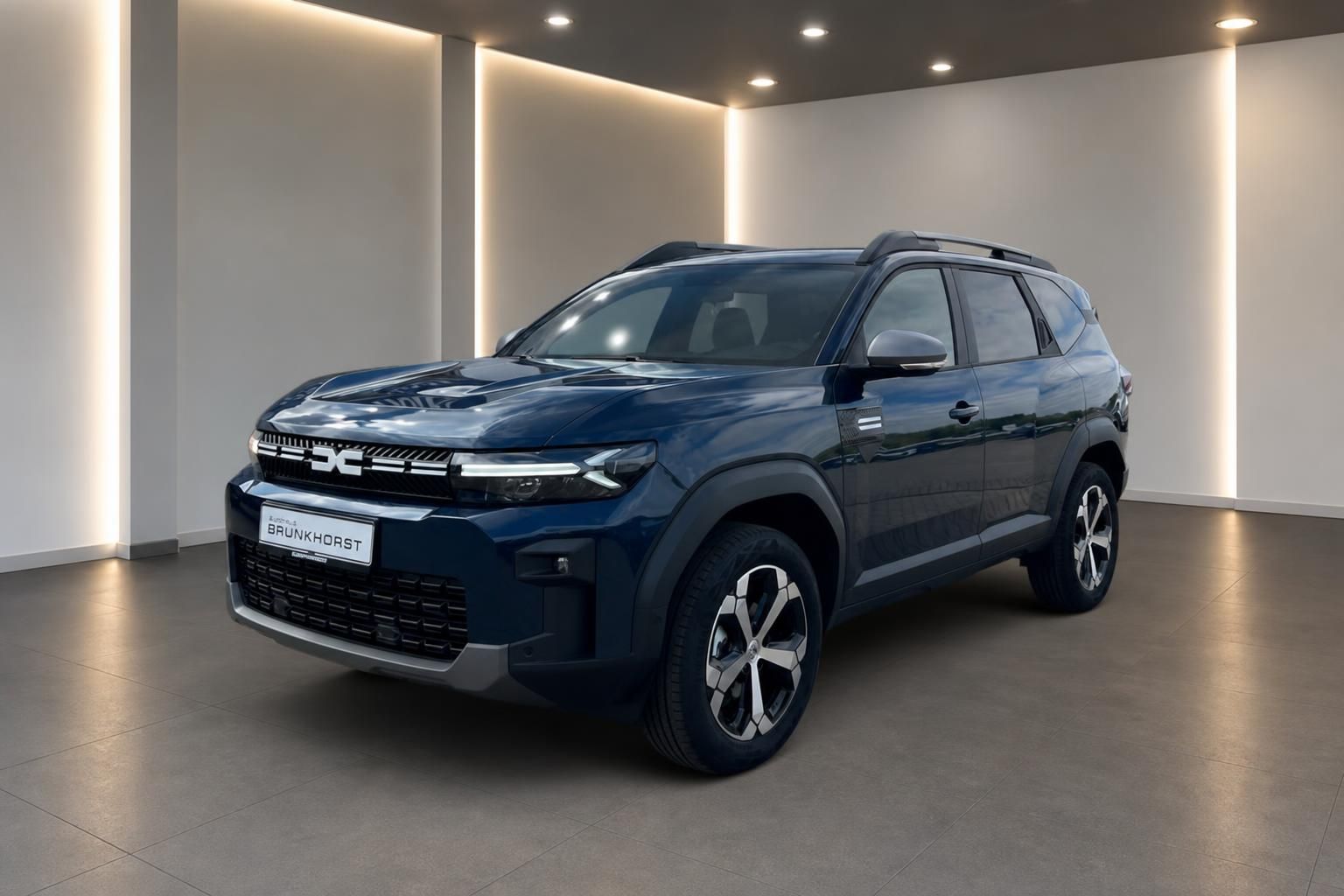 Dacia Bigster SUV in blauer Metallic-Lackierung - Schräge Frontansicht im modernen Showroom