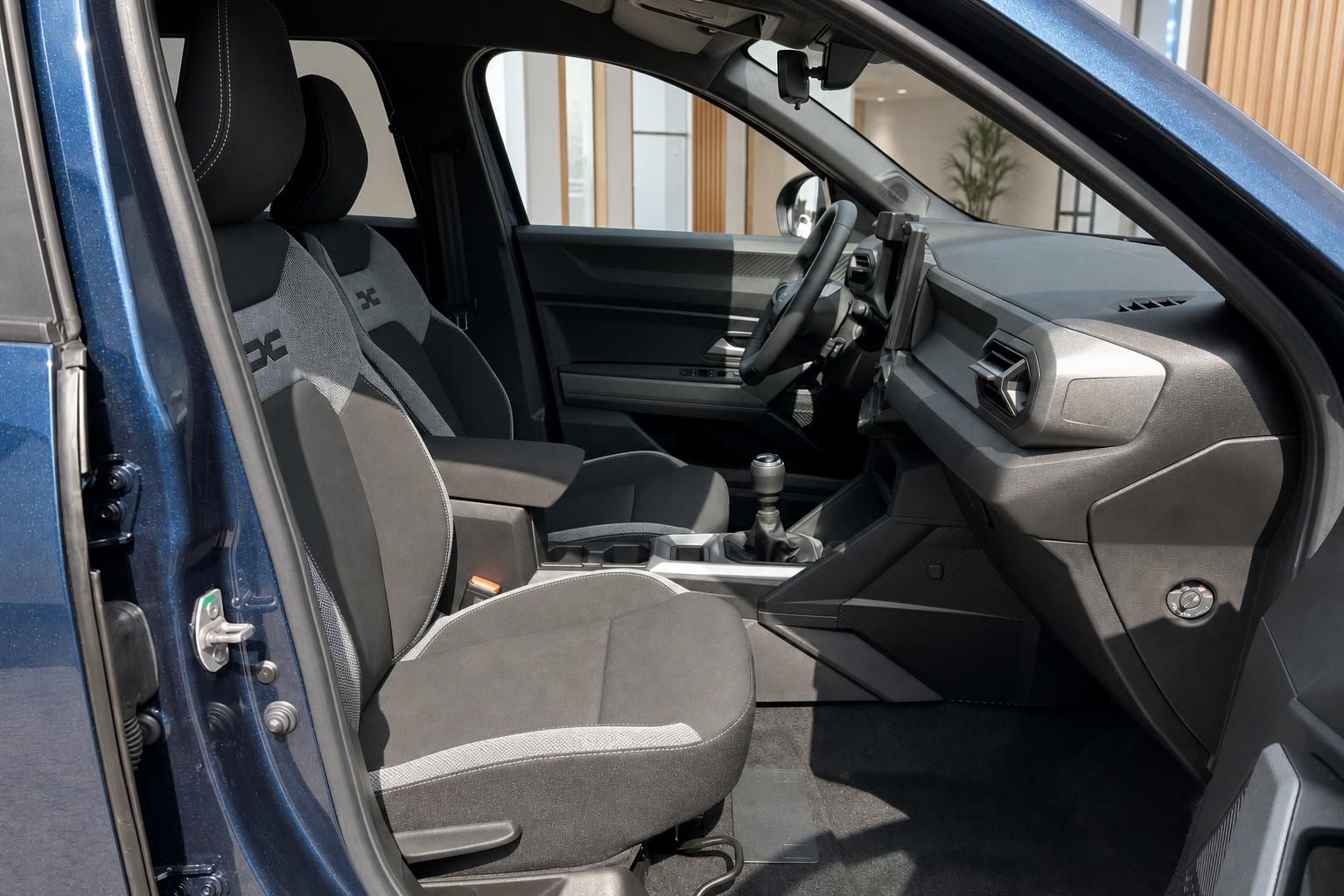 Fahrzeug Innenraum mit grauen Sitzen und Schaltgetriebe - Detailansicht des Cockpits