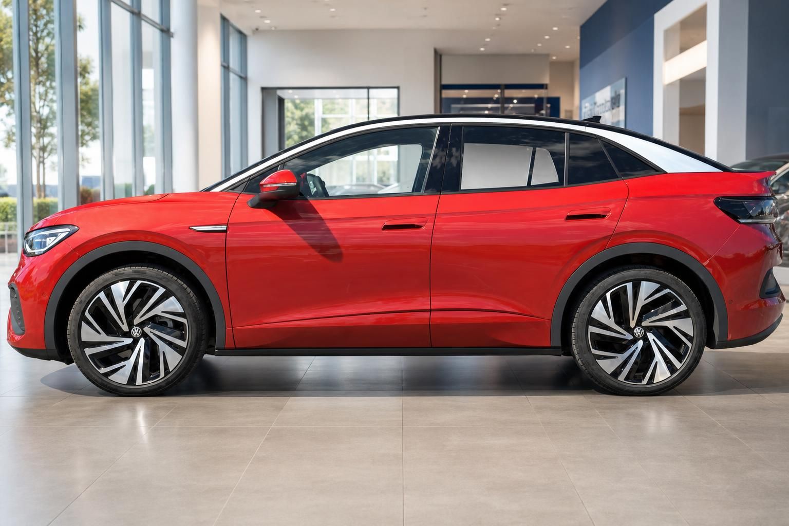 VW ID.5 rot Seitenansicht im Showroom – elektrischer SUV-Coupé mit zweifarbigem Dach